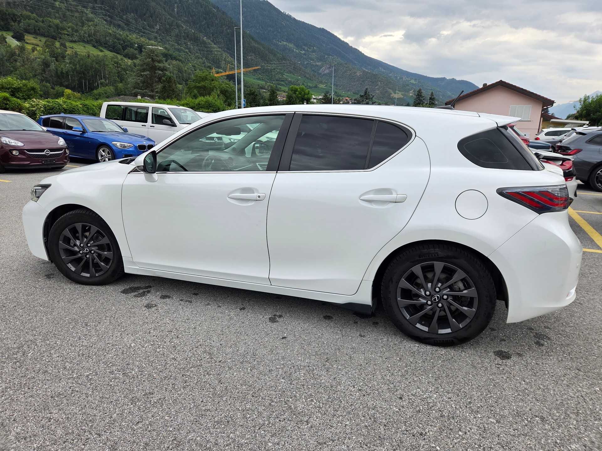 LEXUS 200h Excellence-image-2