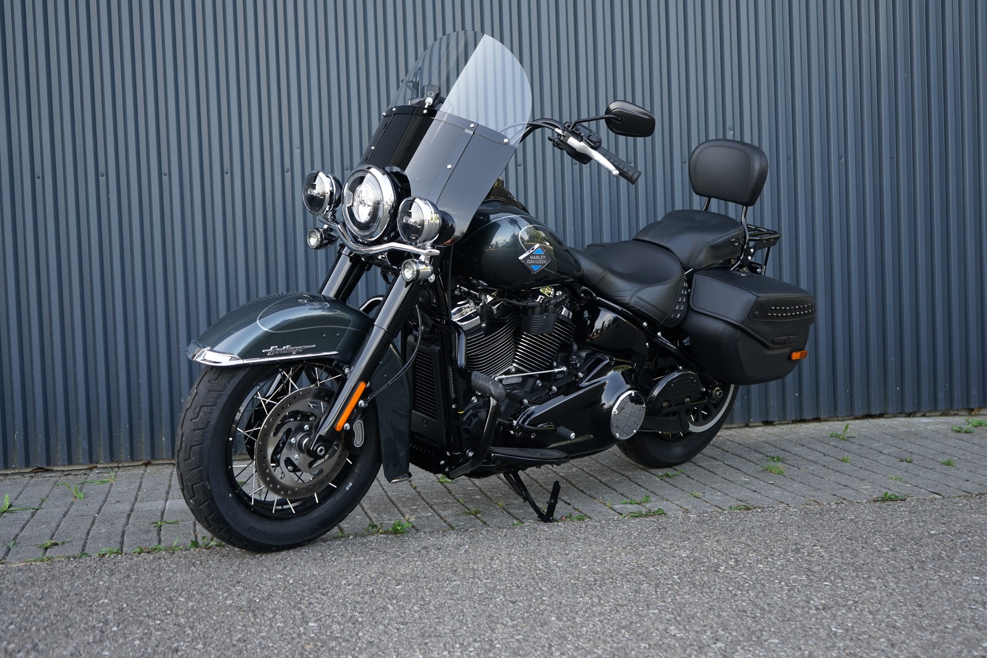 HARLEY-DAVIDSON FLHC Heritage Classic 117ci-showroom-element-1