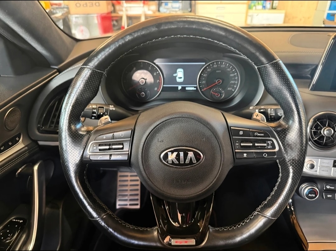 KIA Stinger 3.3 T-GDi GT Automat AWD-image-9