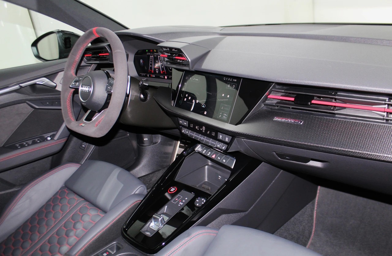 AUDI RS3 Sportback 2.5 TSI quattro S-tronic/ RS-Designpaket plus rot / Keramikbremsanlage / CH-Fahrzeug-image-12