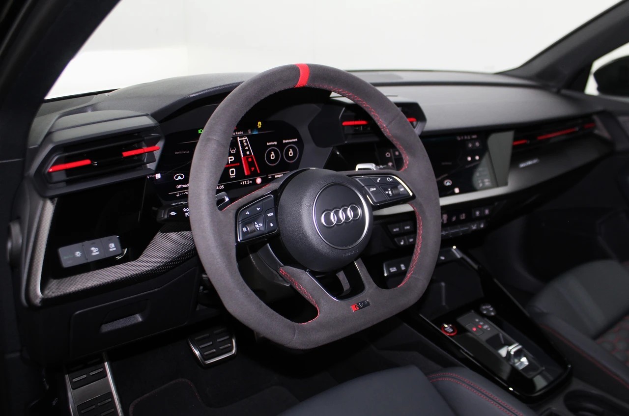 AUDI RS3 Sportback 2.5 TSI quattro S-tronic/ RS-Designpaket plus rot / Keramikbremsanlage / CH-Fahrzeug-image-11