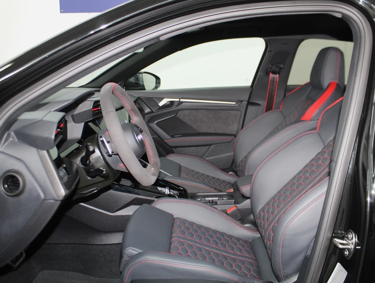 AUDI RS3 Sportback 2.5 TSI quattro S-tronic/ RS-Designpaket plus rot / Keramikbremsanlage / CH-Fahrzeug-image-8