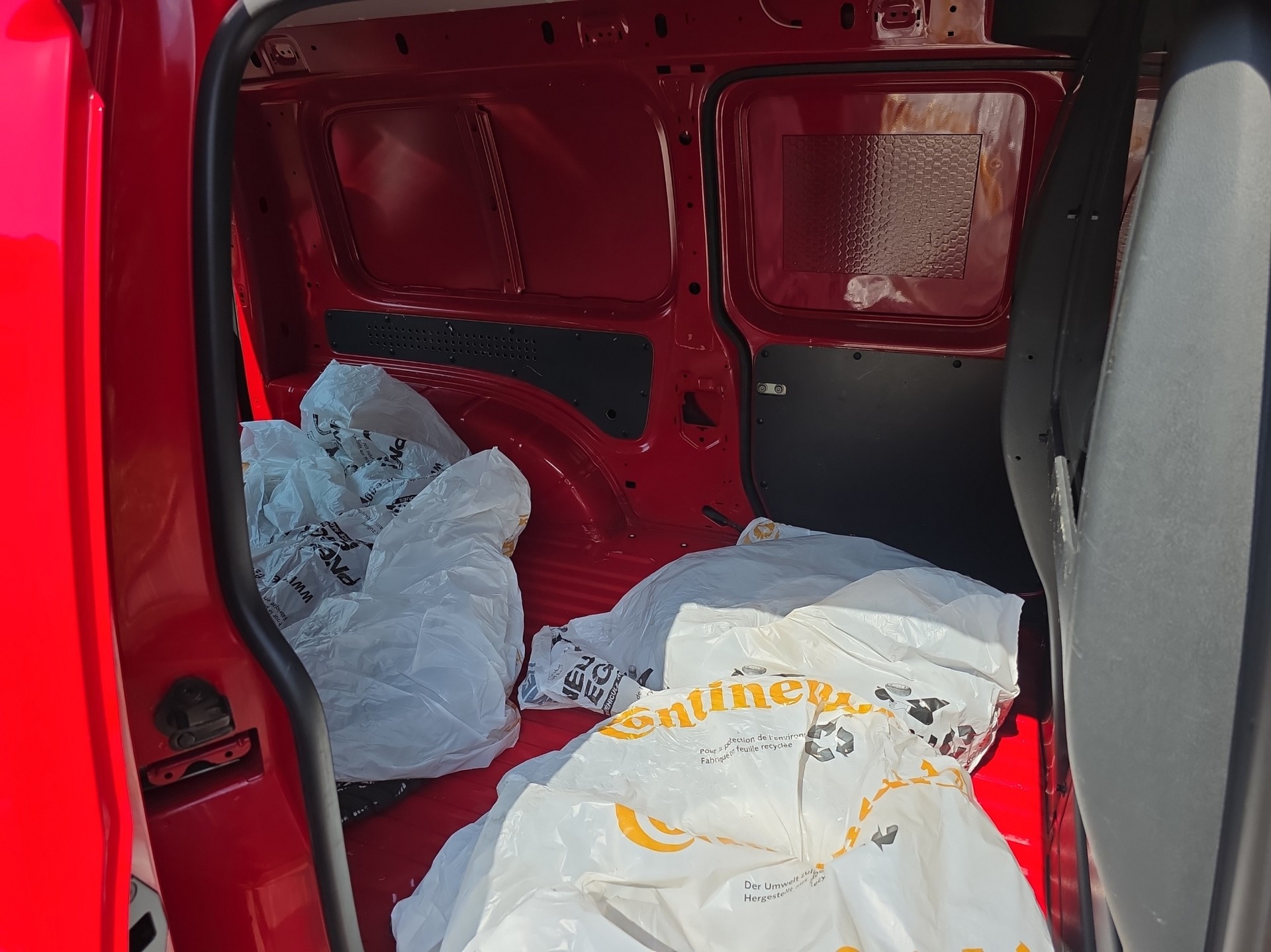 VW Caddy Maxi 2.0TDI BlueMotion Technology-image-10