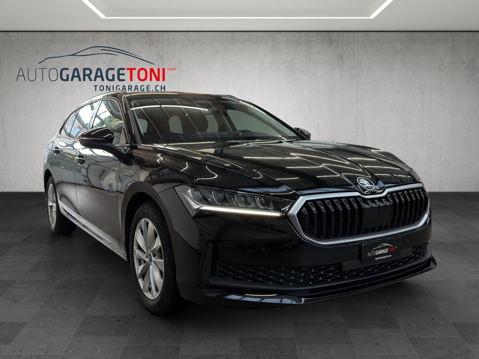 SKODA Superb Combi 1.5 eTSI Selection DSG *Werksgarantie bis 03.2030*-showroom-element-1