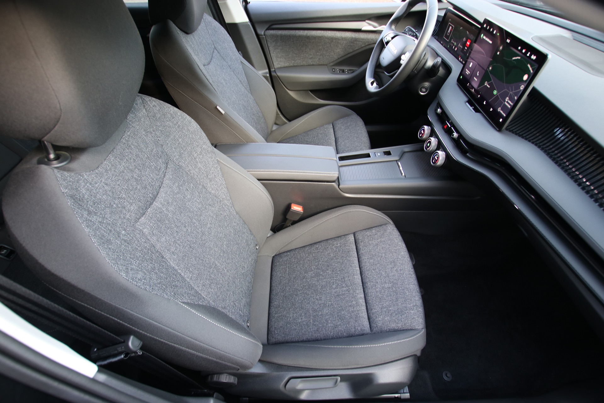 SKODA Superb Combi 1.5 eTSI Selection DSG *Werksgarantie bis 03.2030*-image-12