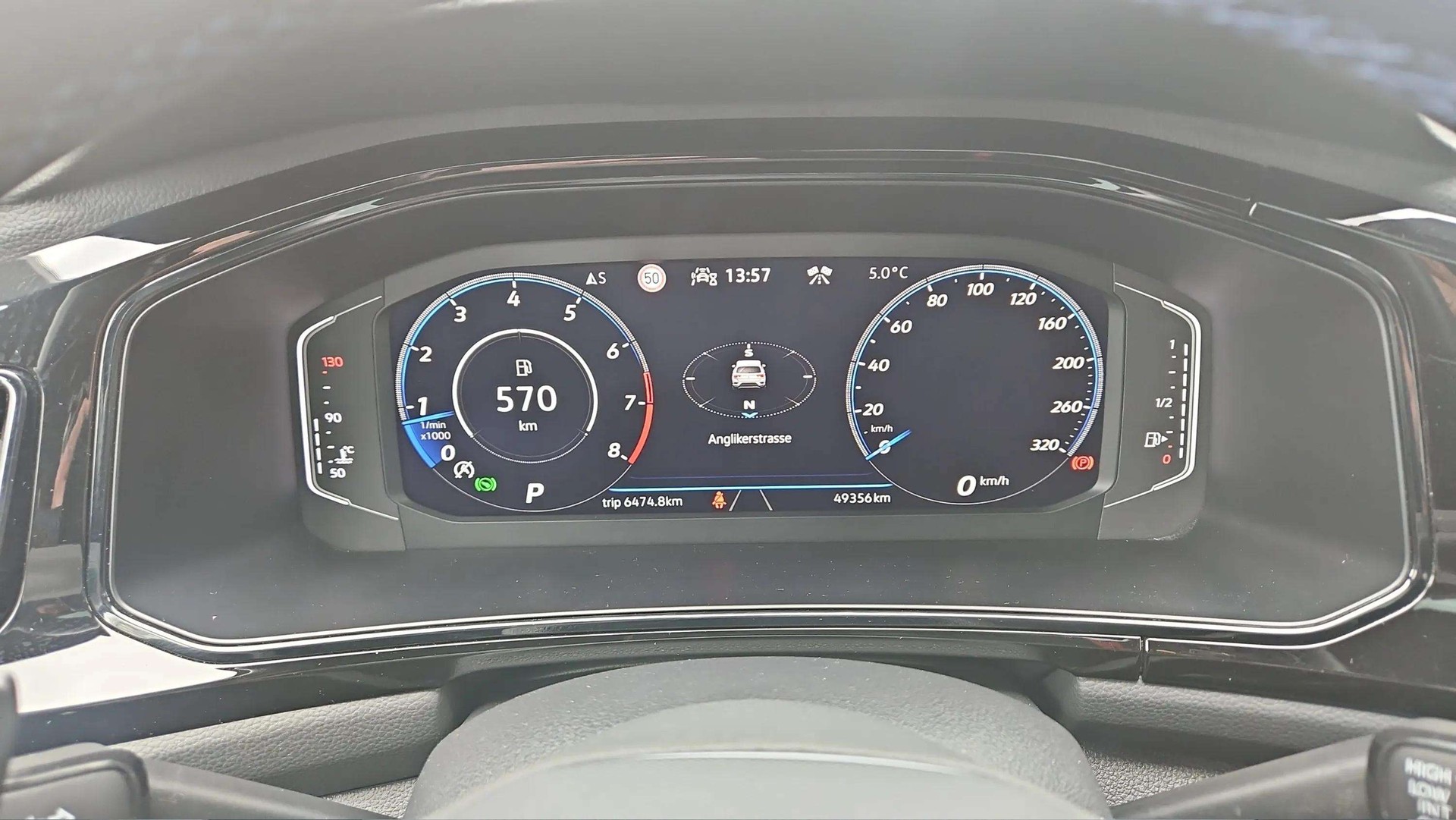 VW T-Roc 2.0 TSI R DSG 4Motion mit Panoramadach + El. Ledersitze & 19" Alu-image-15