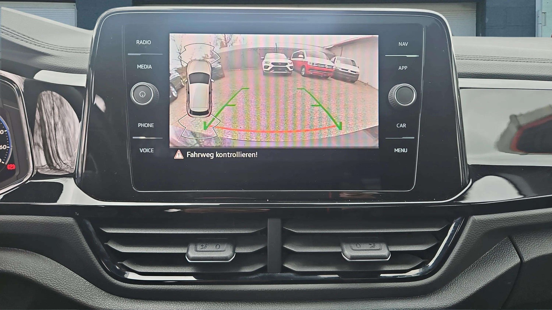 VW T-Roc 2.0 TSI R DSG 4Motion mit Panoramadach + El. Ledersitze & 19" Alu-image-16