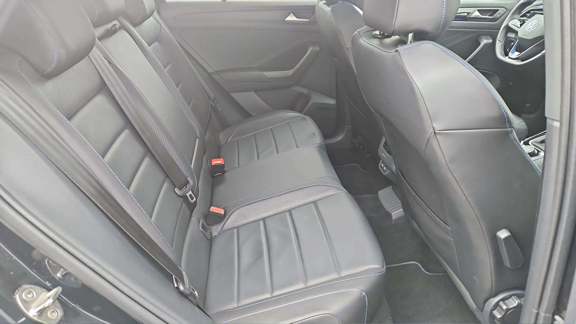 VW T-Roc 2.0 TSI R DSG 4Motion mit Panoramadach + El. Ledersitze & 19" Alu-image-12