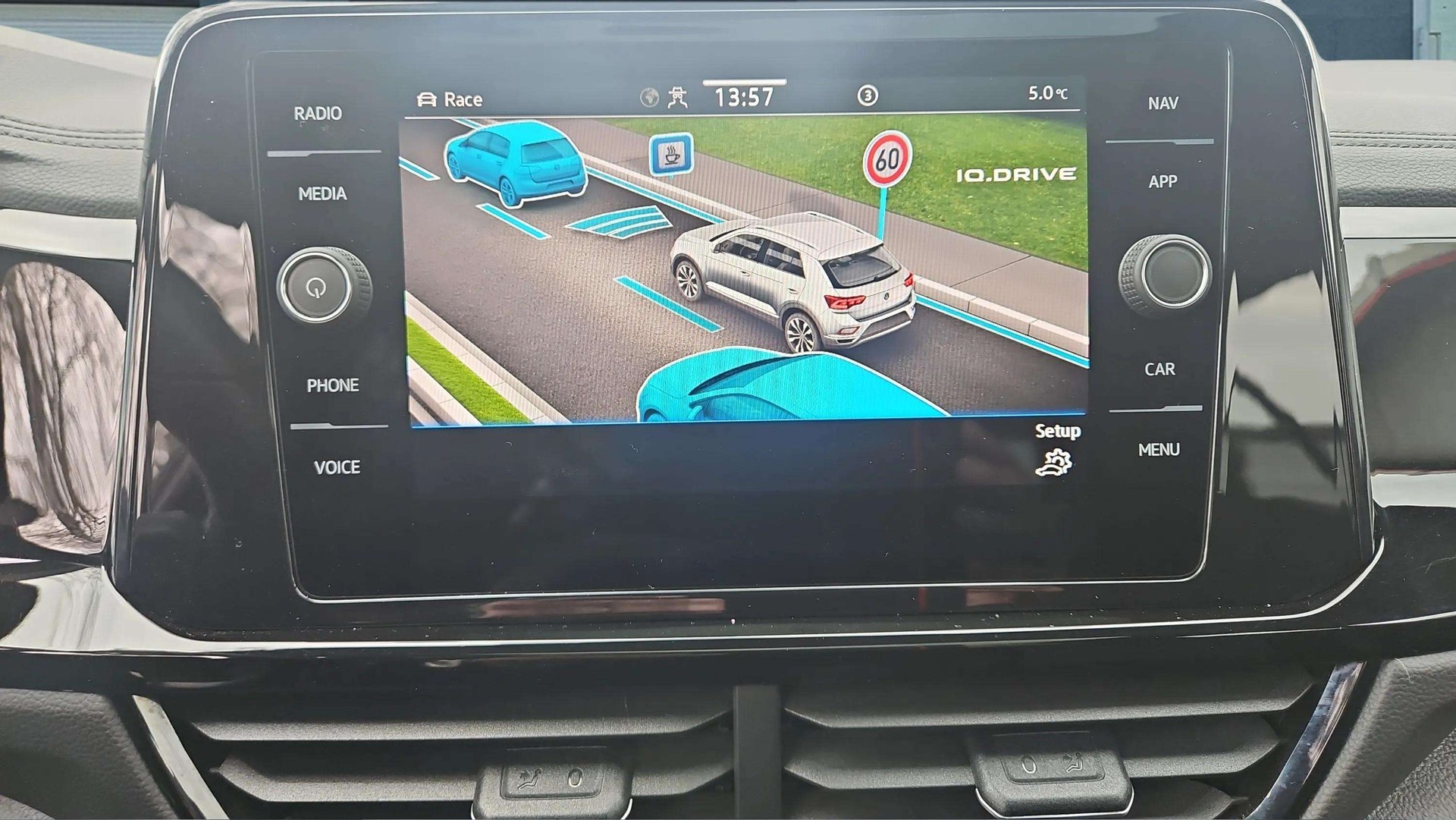 VW T-Roc 2.0 TSI R DSG 4Motion mit Panoramadach + El. Ledersitze & 19" Alu-image-18