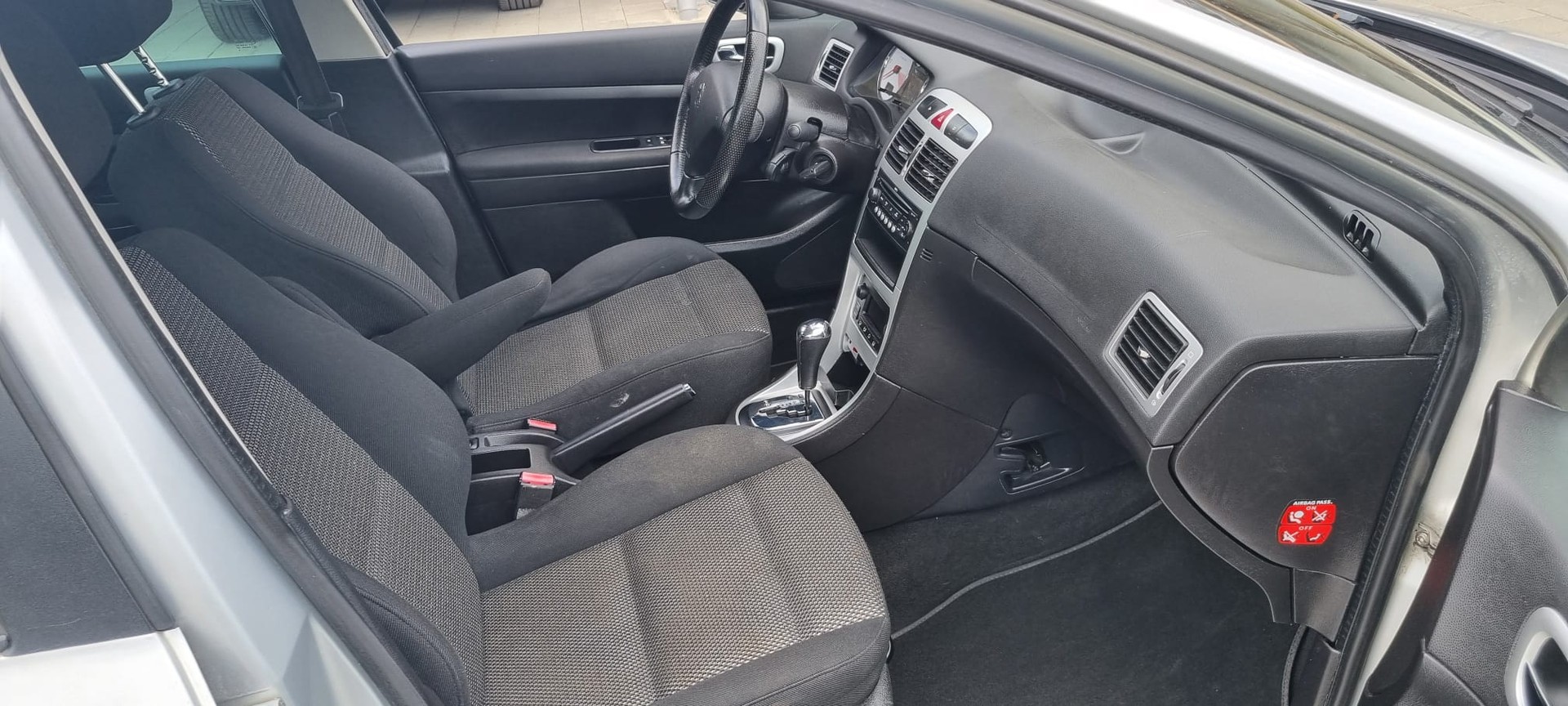 PEUGEOT 307 SW 2.0 HDI Platinum Edition-image-7
