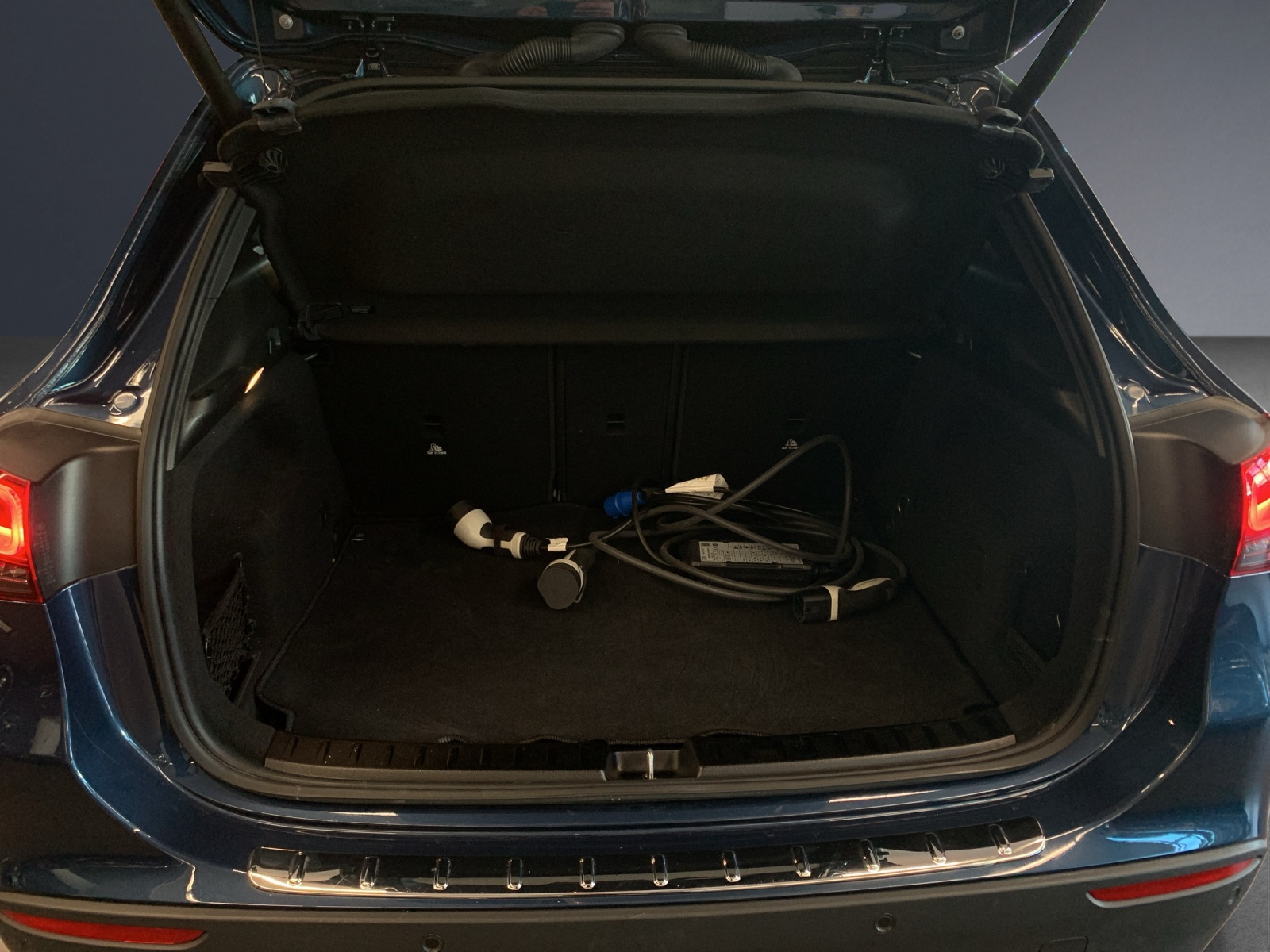 MERCEDES-BENZ GLA 250e Progressive 8G-D-image-12