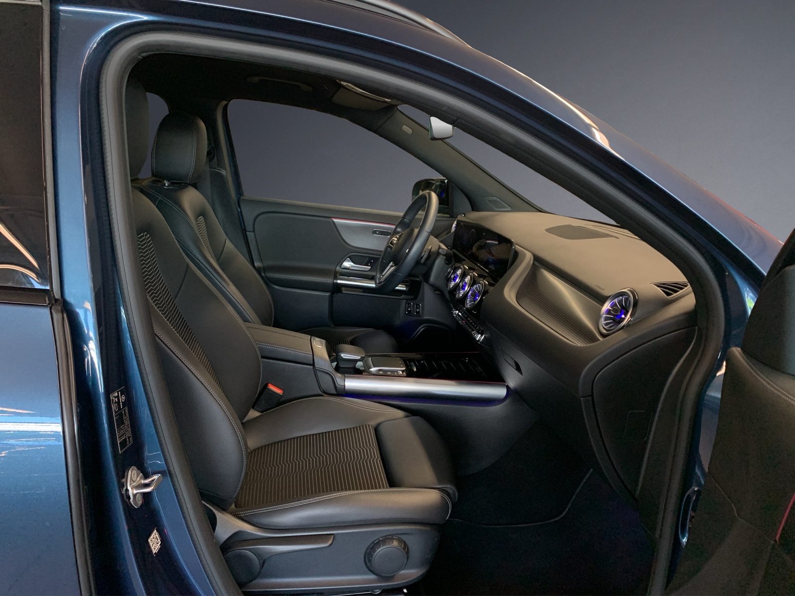 MERCEDES-BENZ GLA 250e Progressive 8G-D-image-6