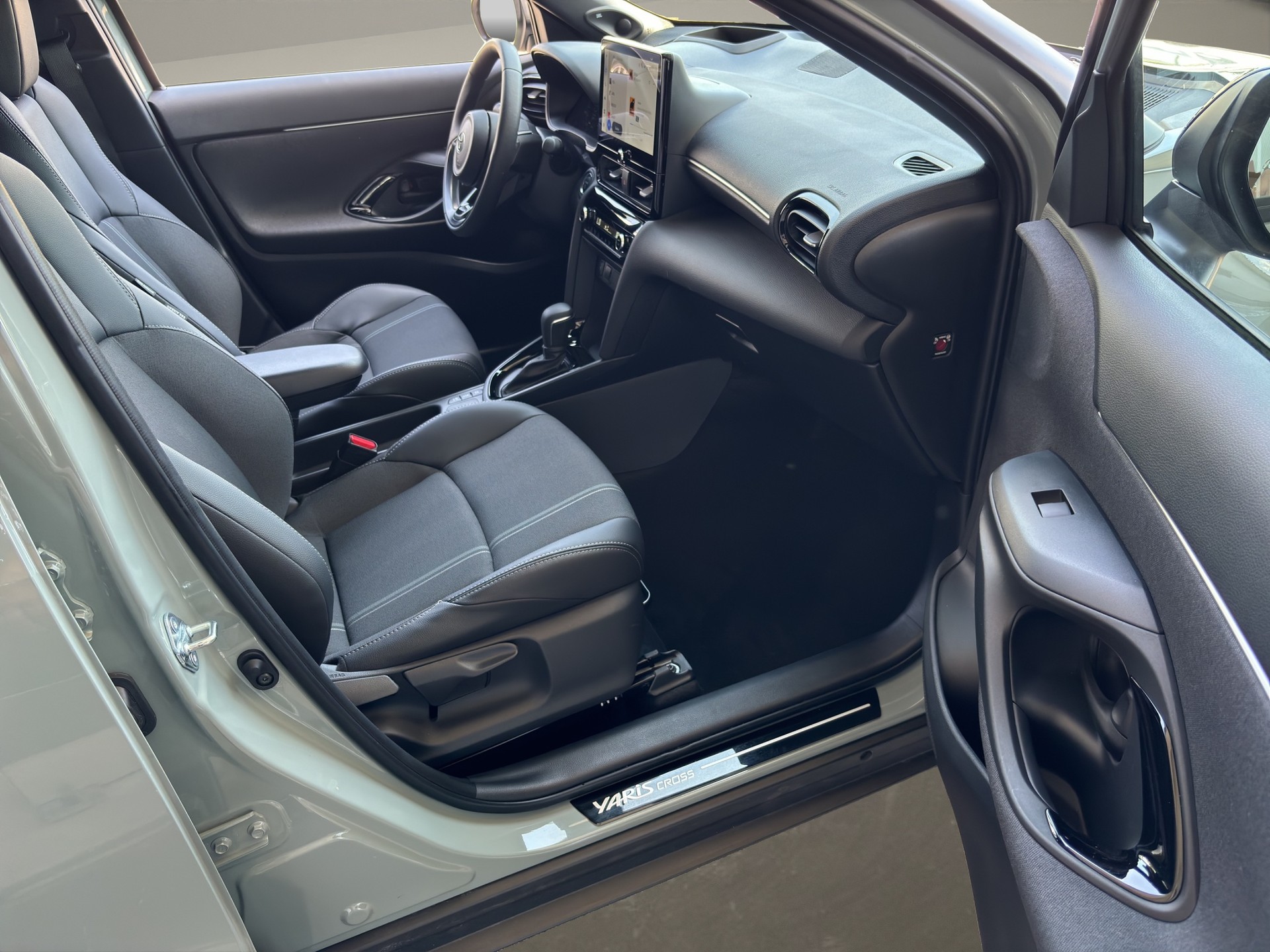 TOYOTA Yaris Cross 1.5 VVT-i HSD Premium e-CVT-image-17