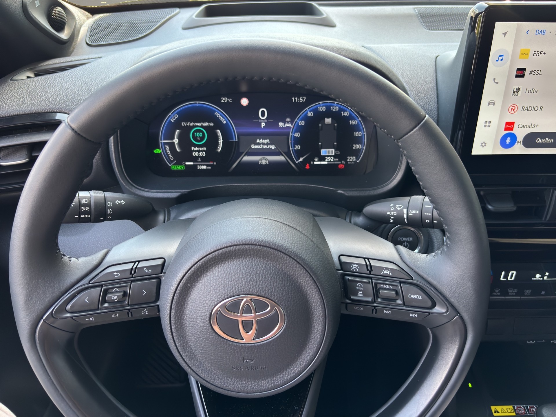 TOYOTA Yaris Cross 1.5 VVT-i HSD Premium e-CVT-image-9