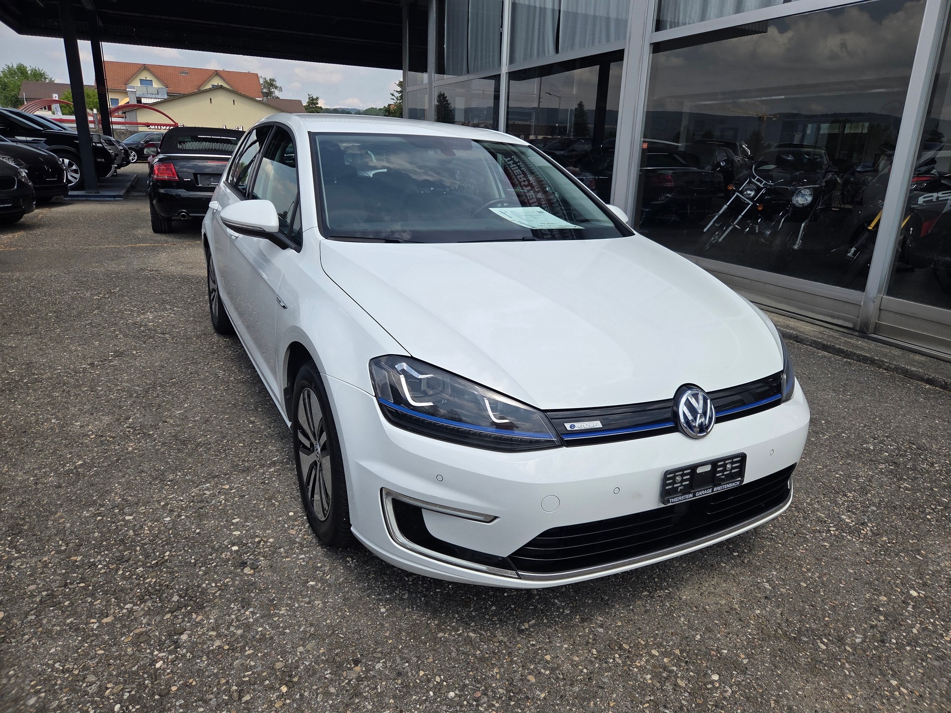 VW e-Golf-showroom-element-1