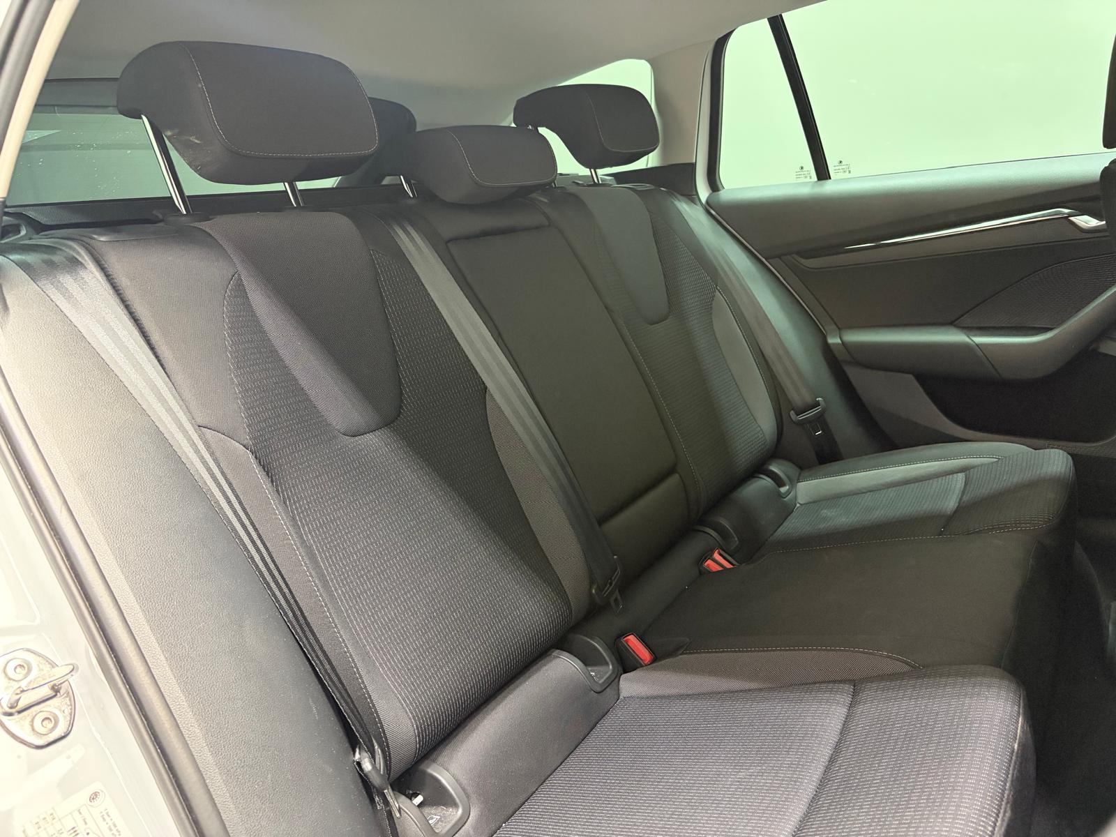SKODA Octavia Combi 1.5 TSI mHEV DSG Selection-image-10