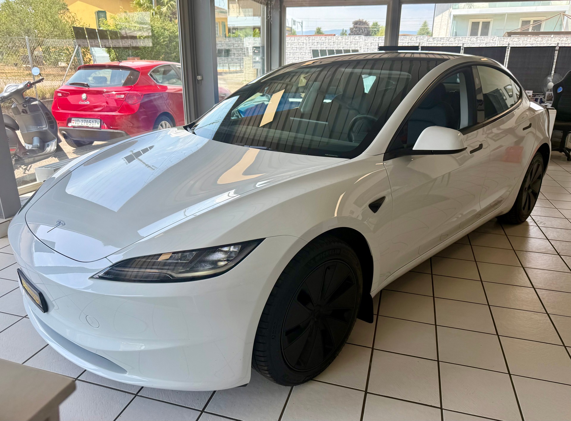 TESLA Model 3 Long Range Dual Motor AWD-showroom-element-2
