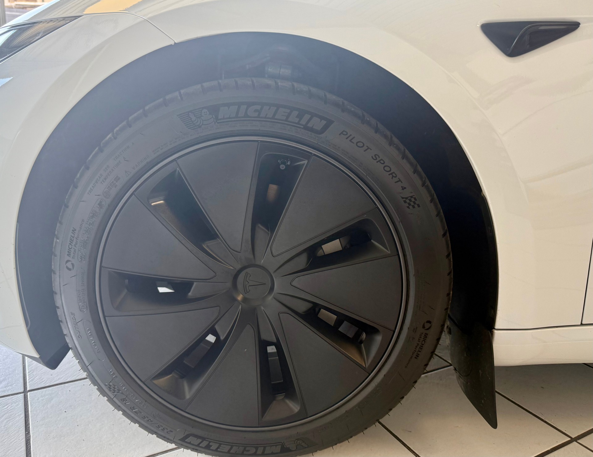 TESLA Model 3 Long Range Dual Motor AWD-showroom-element-3