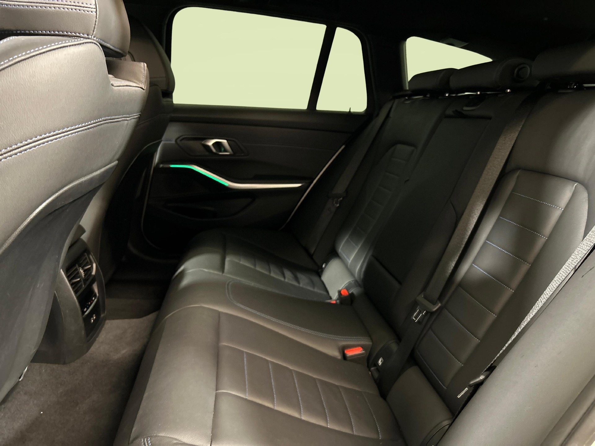 BMW 320d xDrive SAG Touring-showroom-element-3