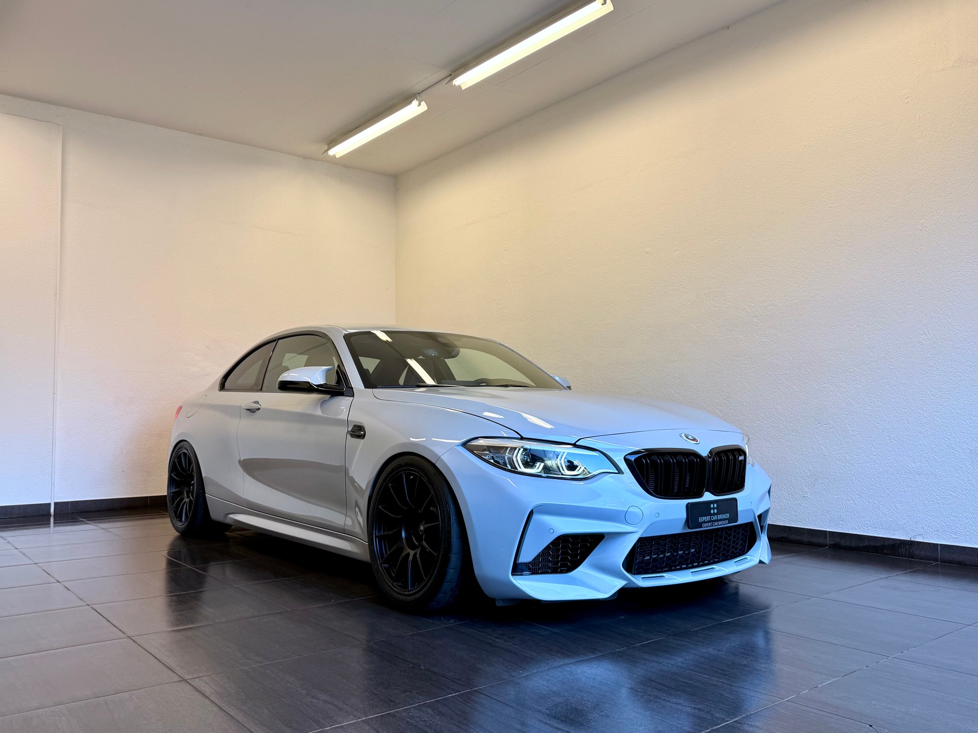 BMW M2 Competition Drivelogic-showroom-element-1