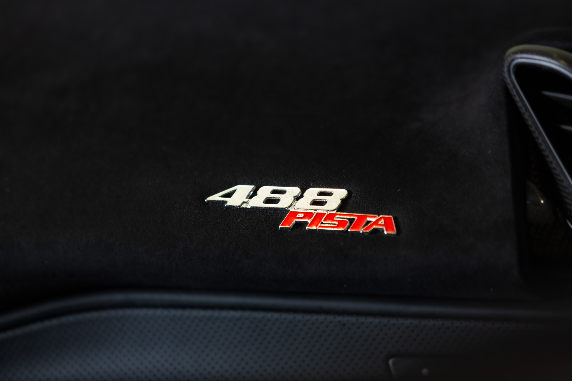FERRARI 488 Pista 3.9 V8-image-27