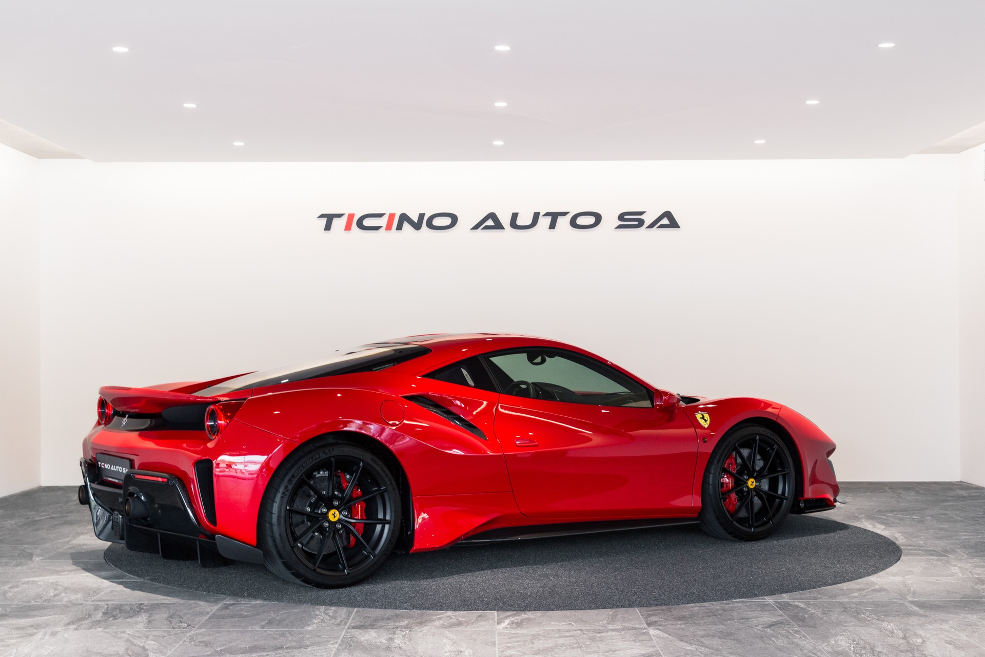 FERRARI 488 Pista 3.9 V8-showroom-element-1