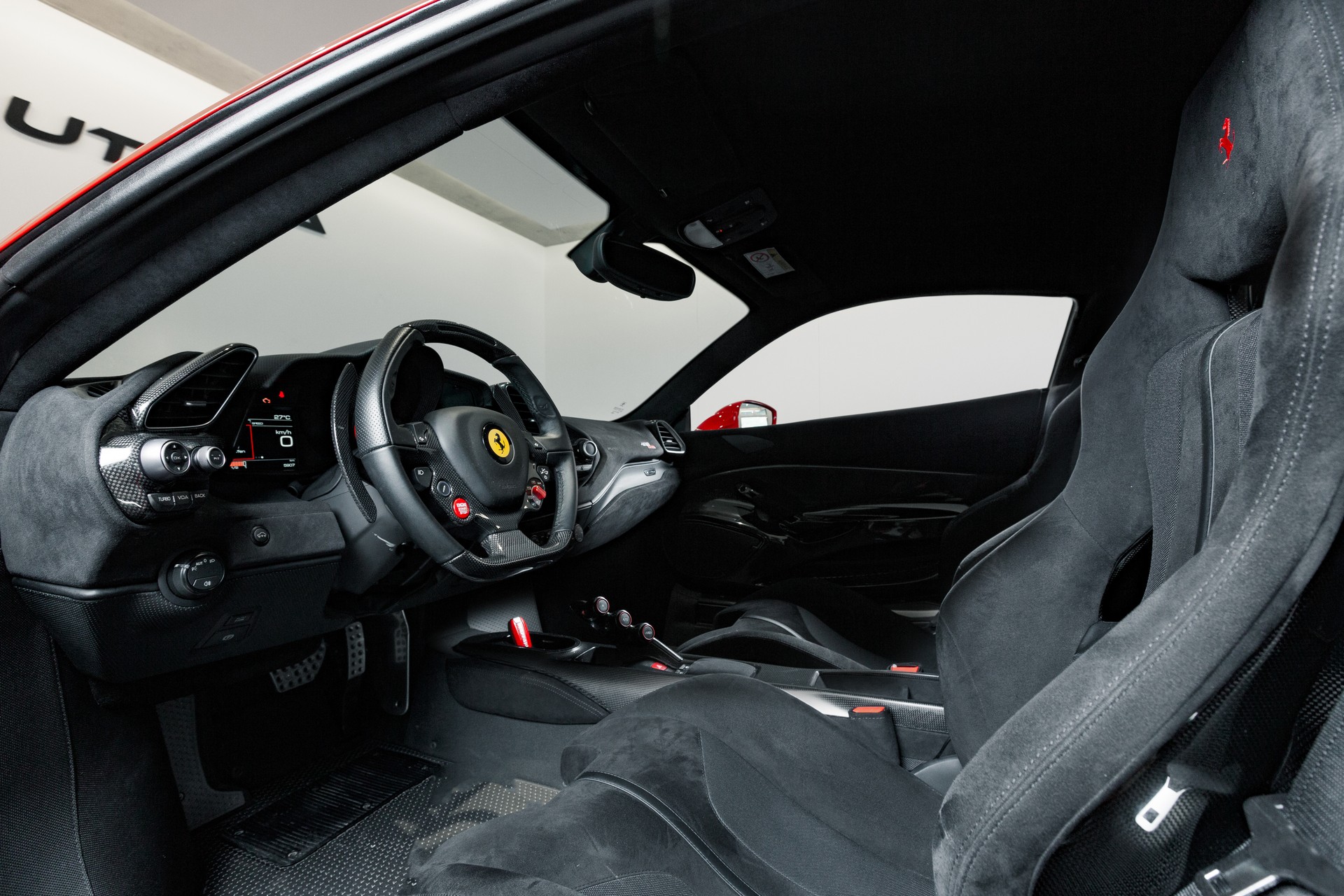 FERRARI 488 Pista 3.9 V8-image-8