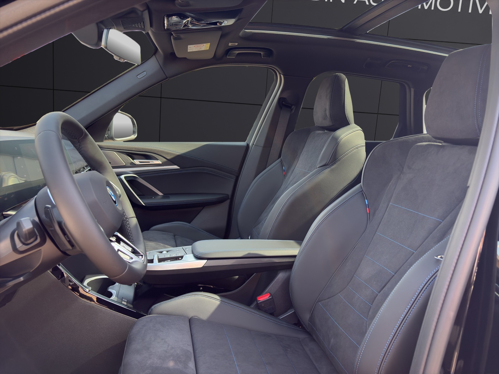 BMW iX1 xDrive30-showroom-element-1