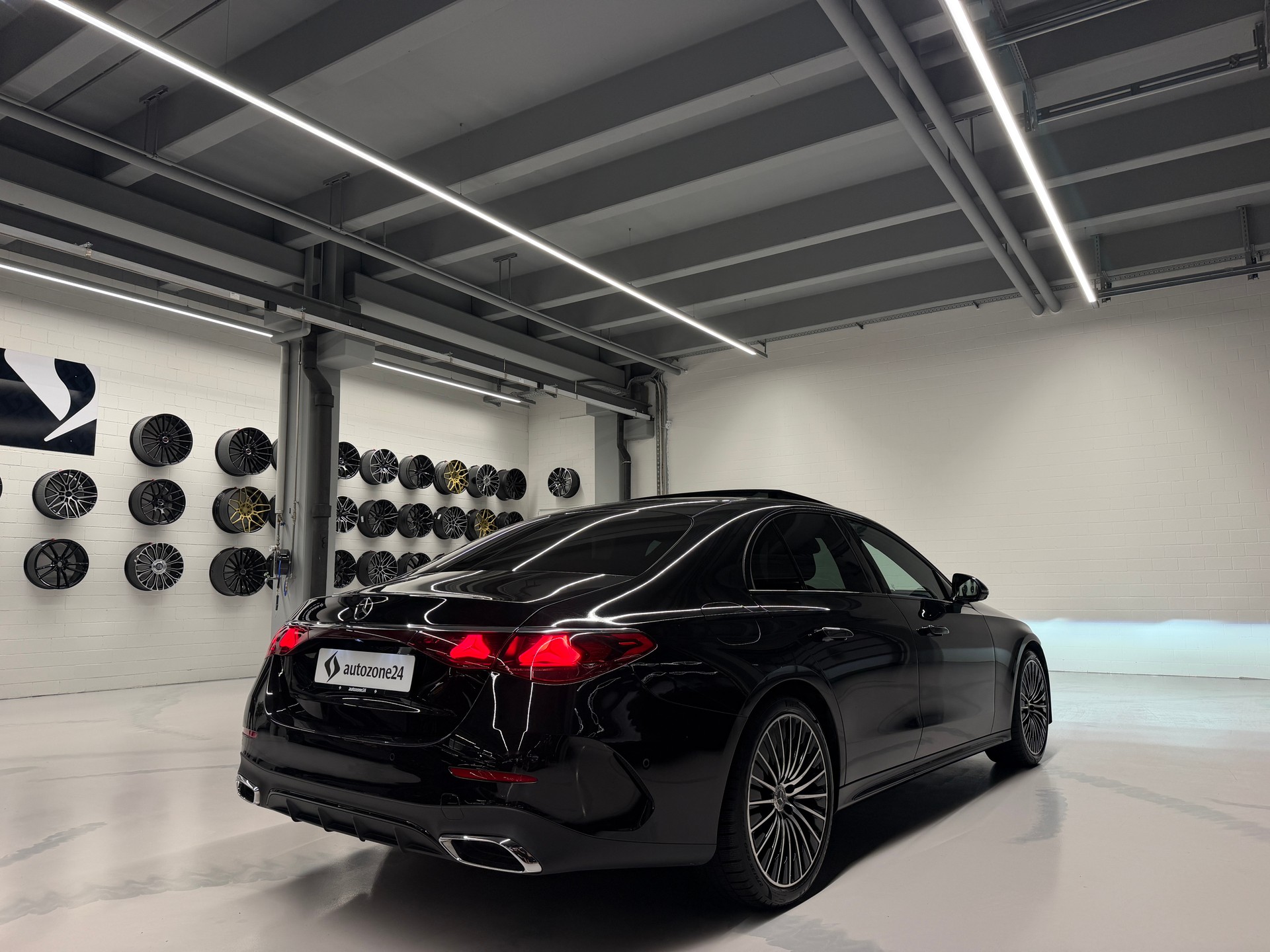 MERCEDES-BENZ E 220 d AMG Line 4matic Advanced Plus*CH-Auto*Gratis Service*Werksgarantie MSI bis 18.12.2028*-showroom-element-3
