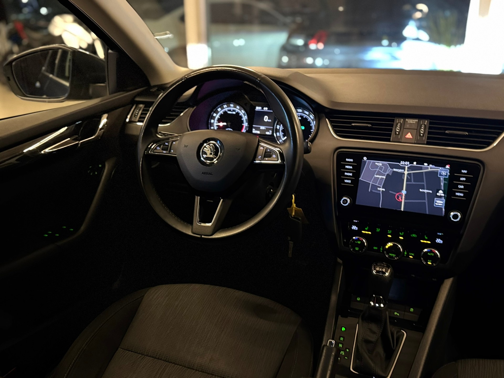 SKODA Octavia Combi 2.0 TDI Style 4x4-image-10