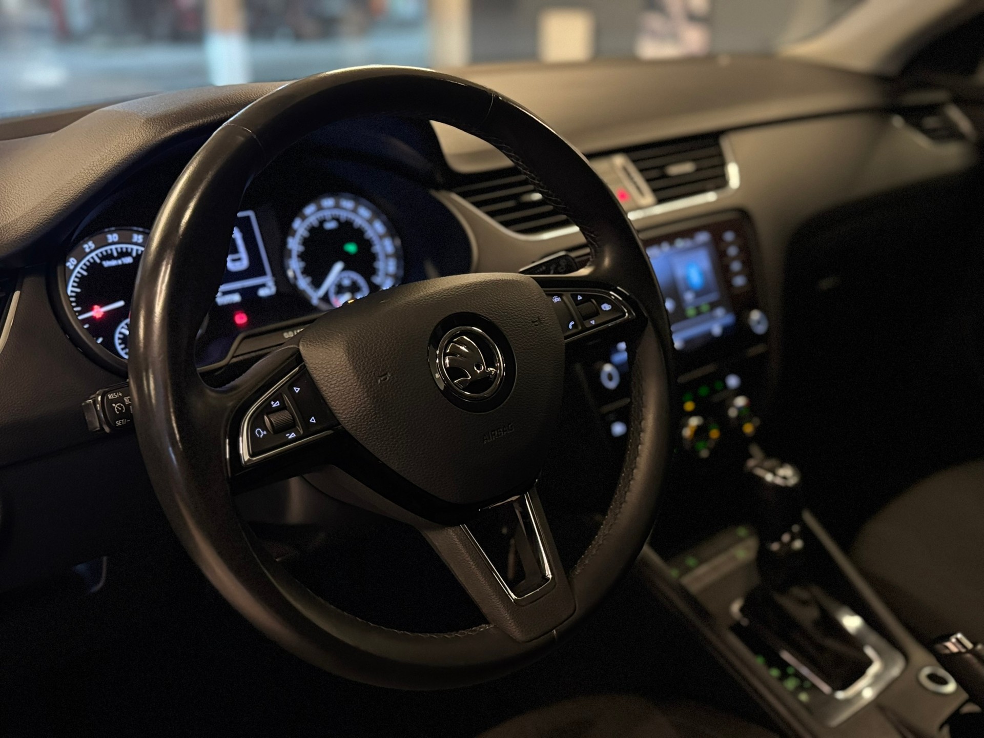 SKODA Octavia Combi 2.0 TDI Style 4x4-image-9