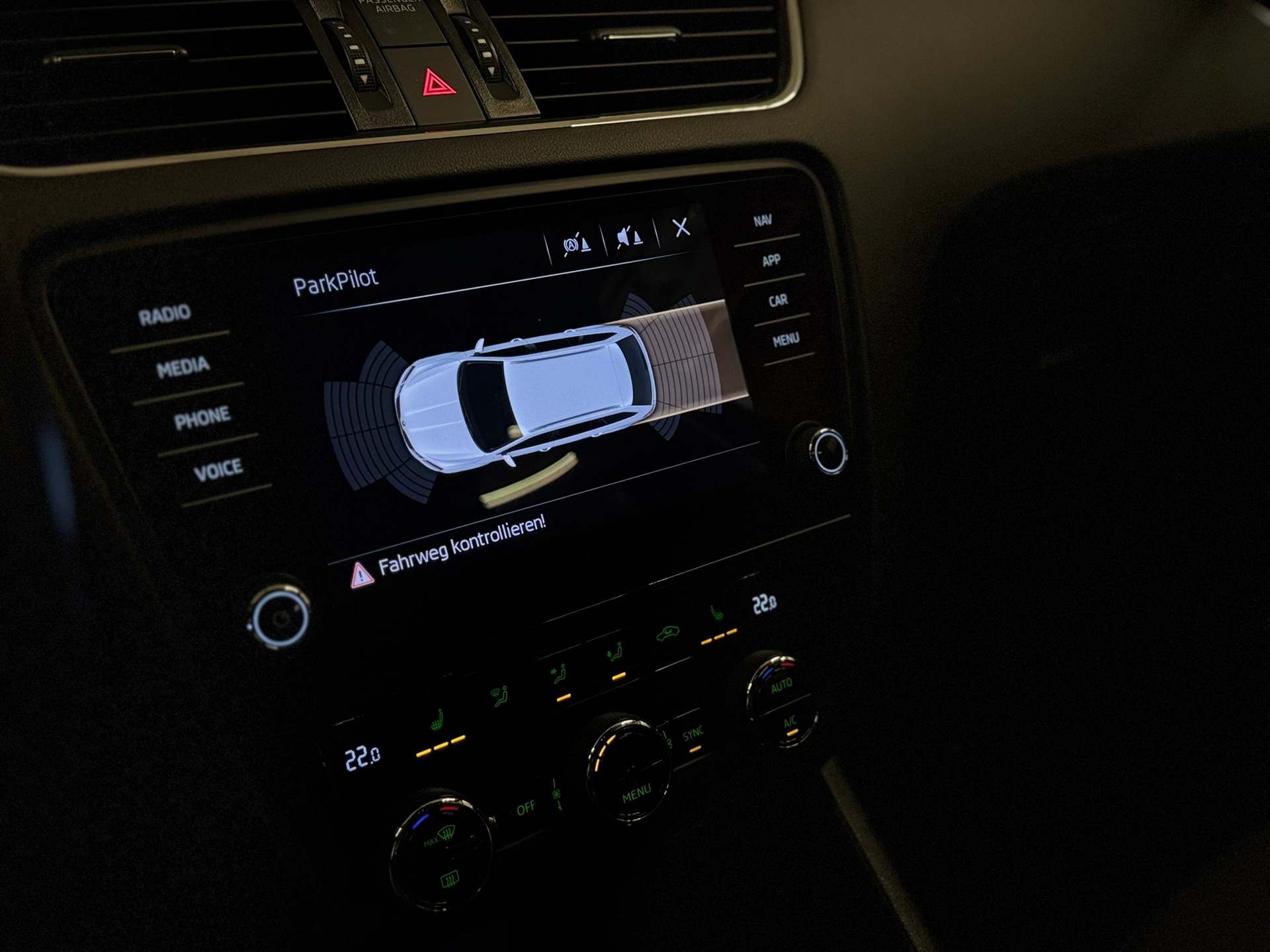 SKODA Octavia Combi 2.0 TDI Style 4x4-image-18