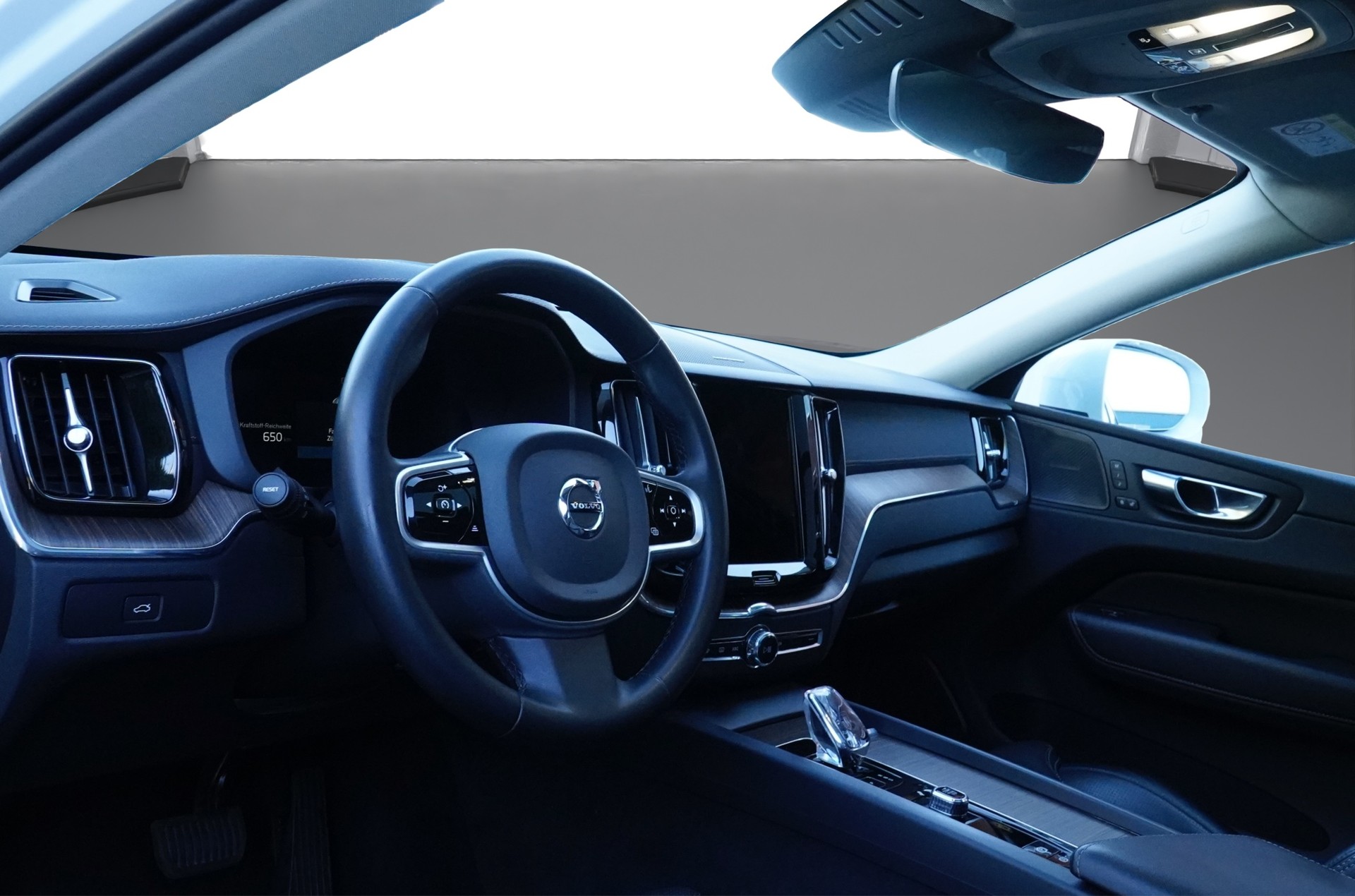 VOLVO XC60 B5 Benzin Mild Hybrid AWD Ultimate Bright Geartronic R-Design *CH Fahrzeug & AHK-2400*-image-8