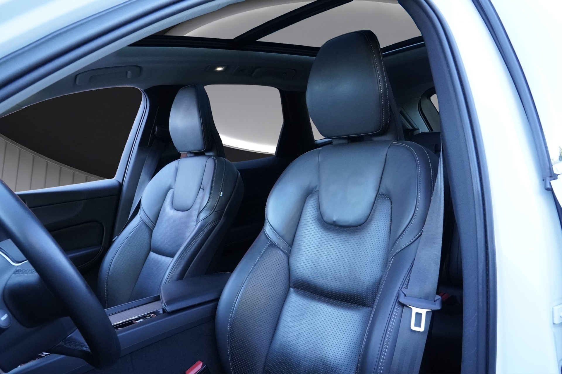 VOLVO XC60 B5 Benzin Mild Hybrid AWD Ultimate Bright Geartronic R-Design *CH Fahrzeug & AHK-2400*-image-10