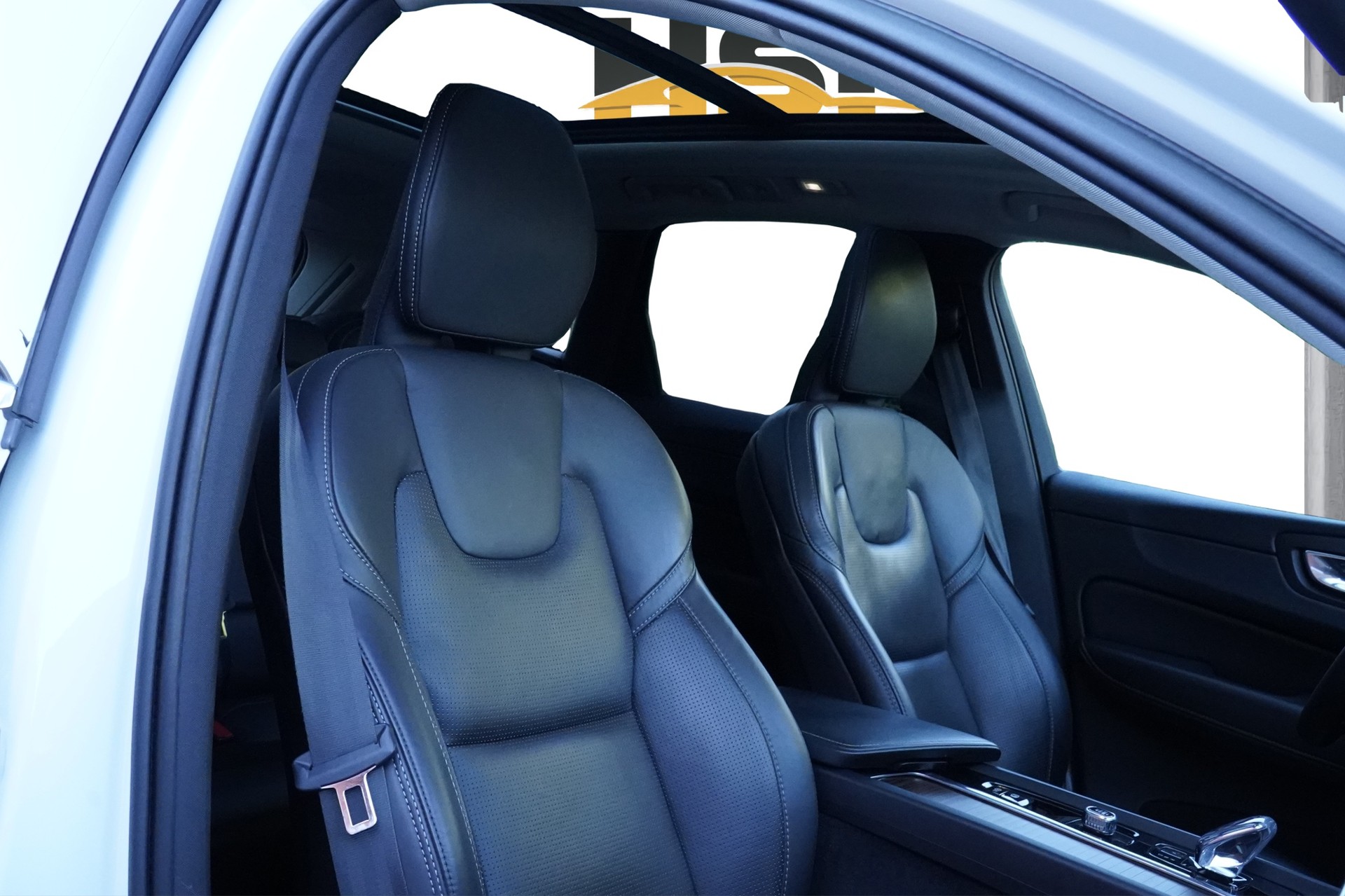 VOLVO XC60 B5 Benzin Mild Hybrid AWD Ultimate Bright Geartronic R-Design *CH Fahrzeug & AHK-2400*-image-14