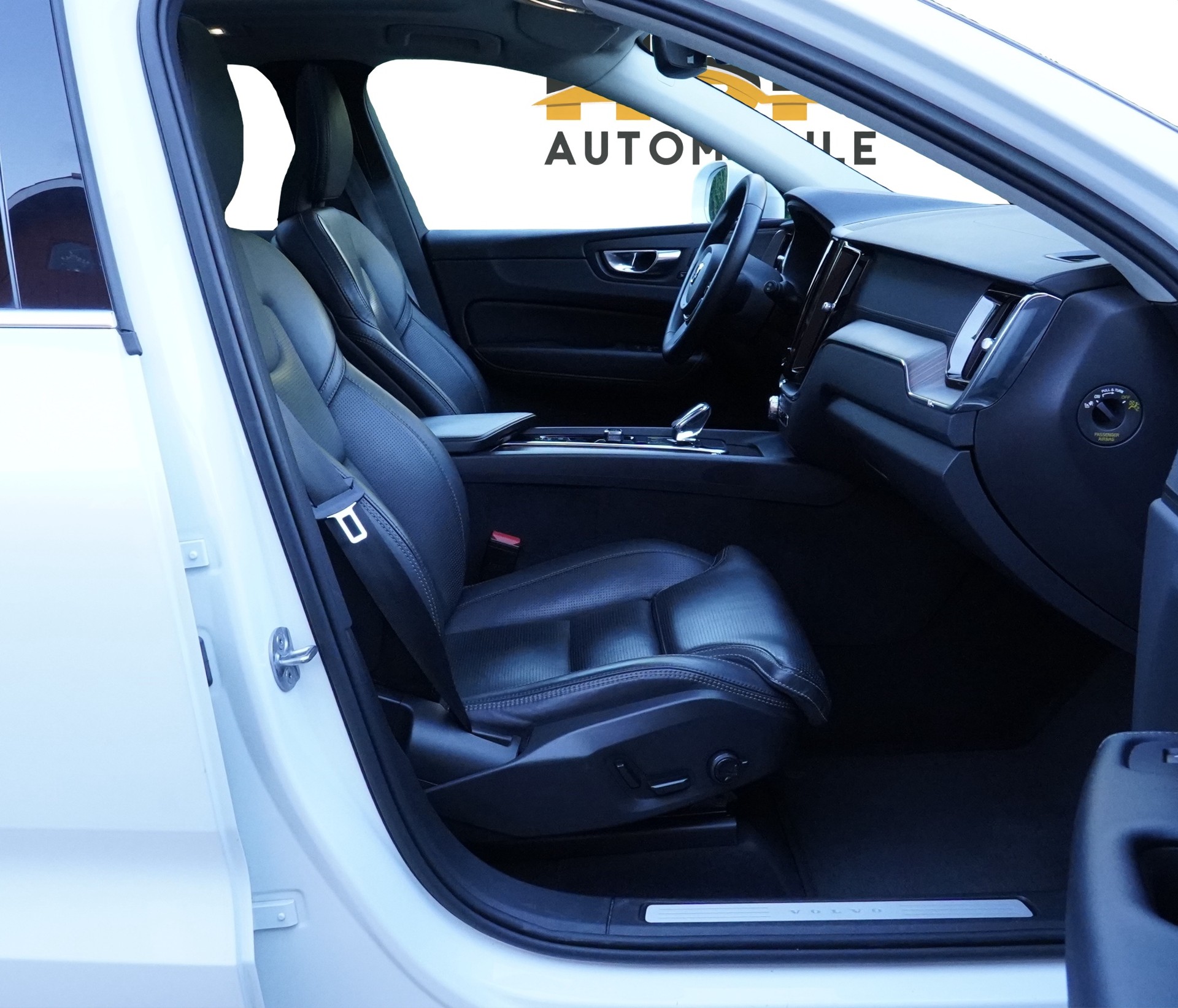 VOLVO XC60 B5 Benzin Mild Hybrid AWD Ultimate Bright Geartronic R-Design *CH Fahrzeug & AHK-2400*-image-11