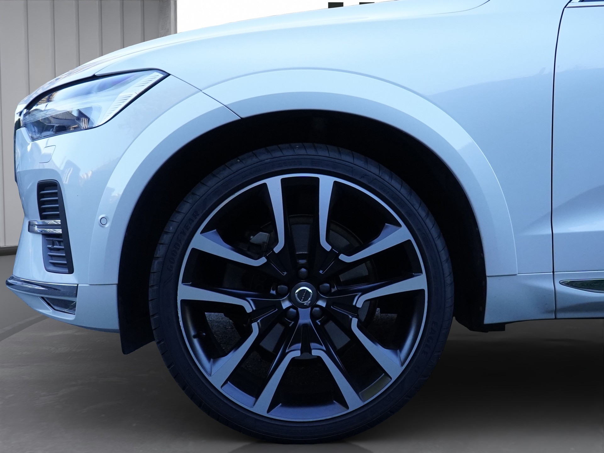 VOLVO XC60 B5 Benzin Mild Hybrid AWD Ultimate Bright Geartronic R-Design *CH Fahrzeug & AHK-2400*-image-7