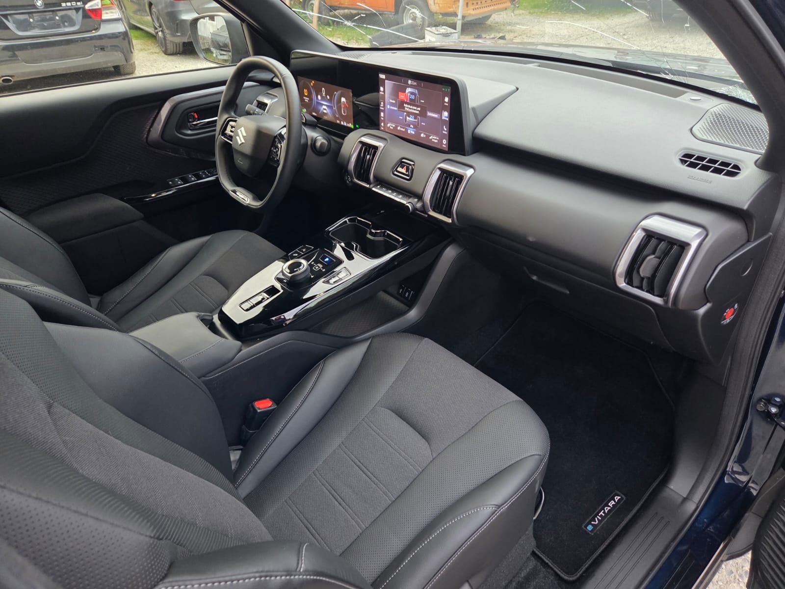 SUZUKI e-Vitara 61kWh Sakura Top 4x4-image-12