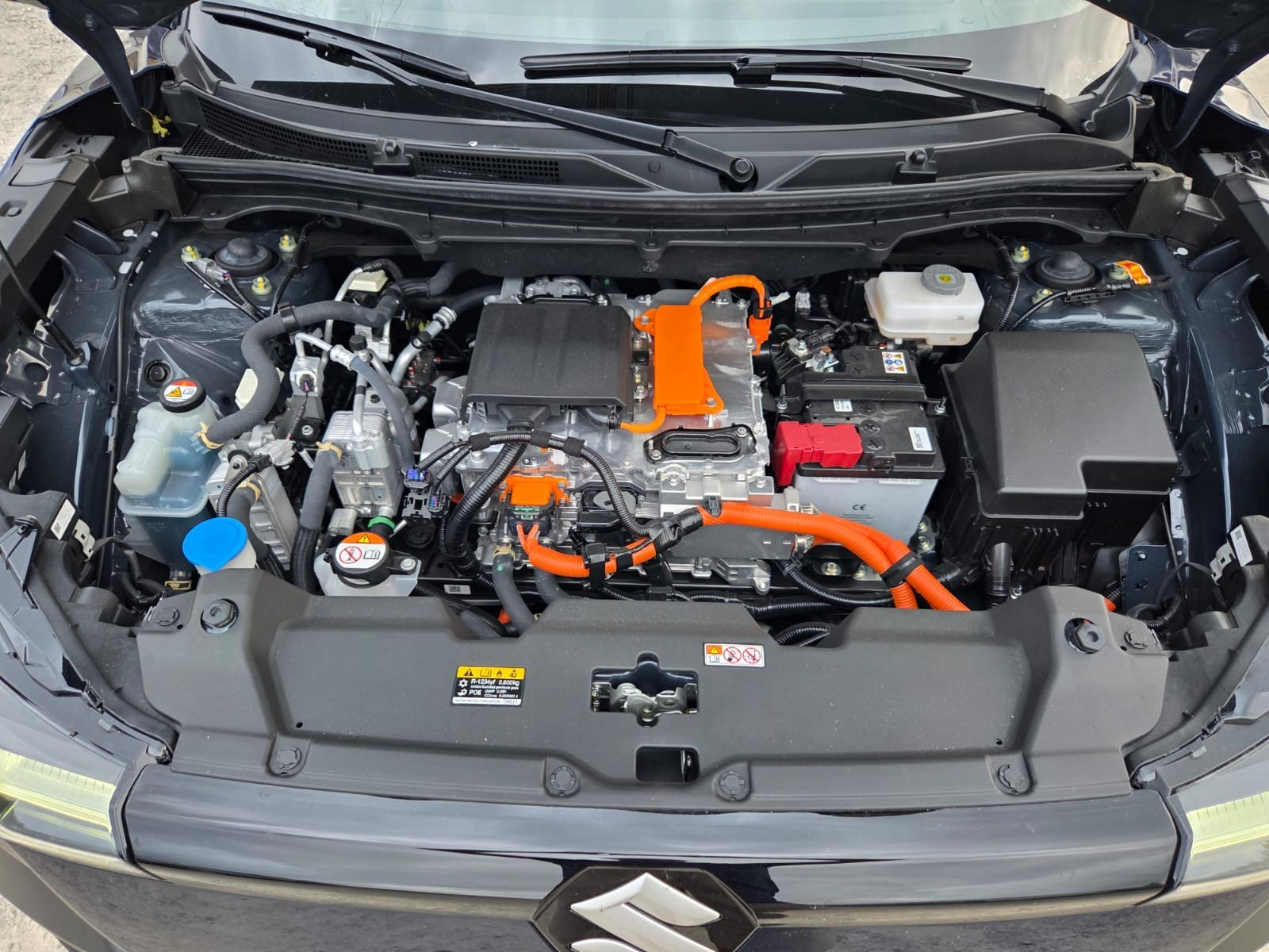 SUZUKI e-Vitara 61kWh Sakura Top 4x4-image-15