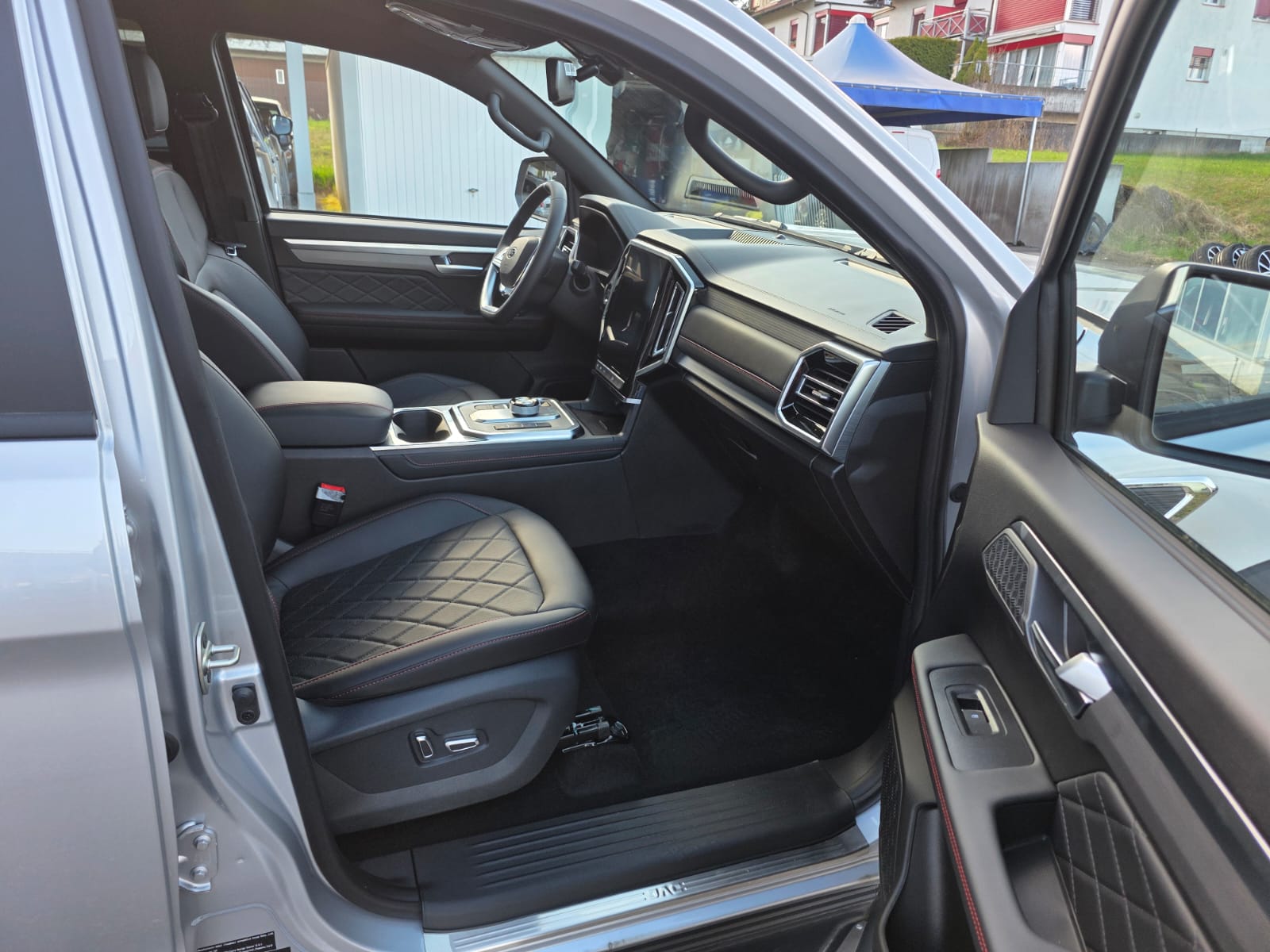 JAC T9EV 88kWh Luxury 4x4-image-16