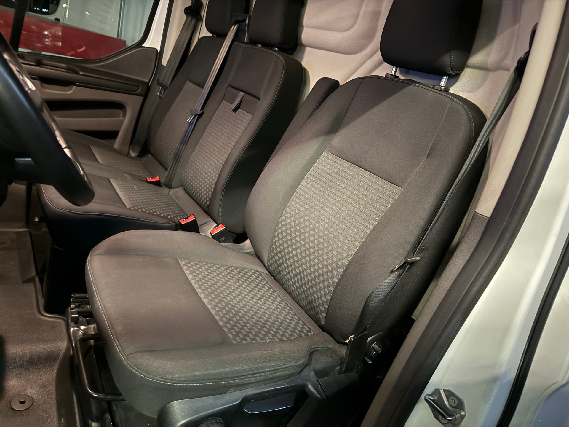 FORD Transit Custom Van 300 L2H1 Trend Automat-image-6