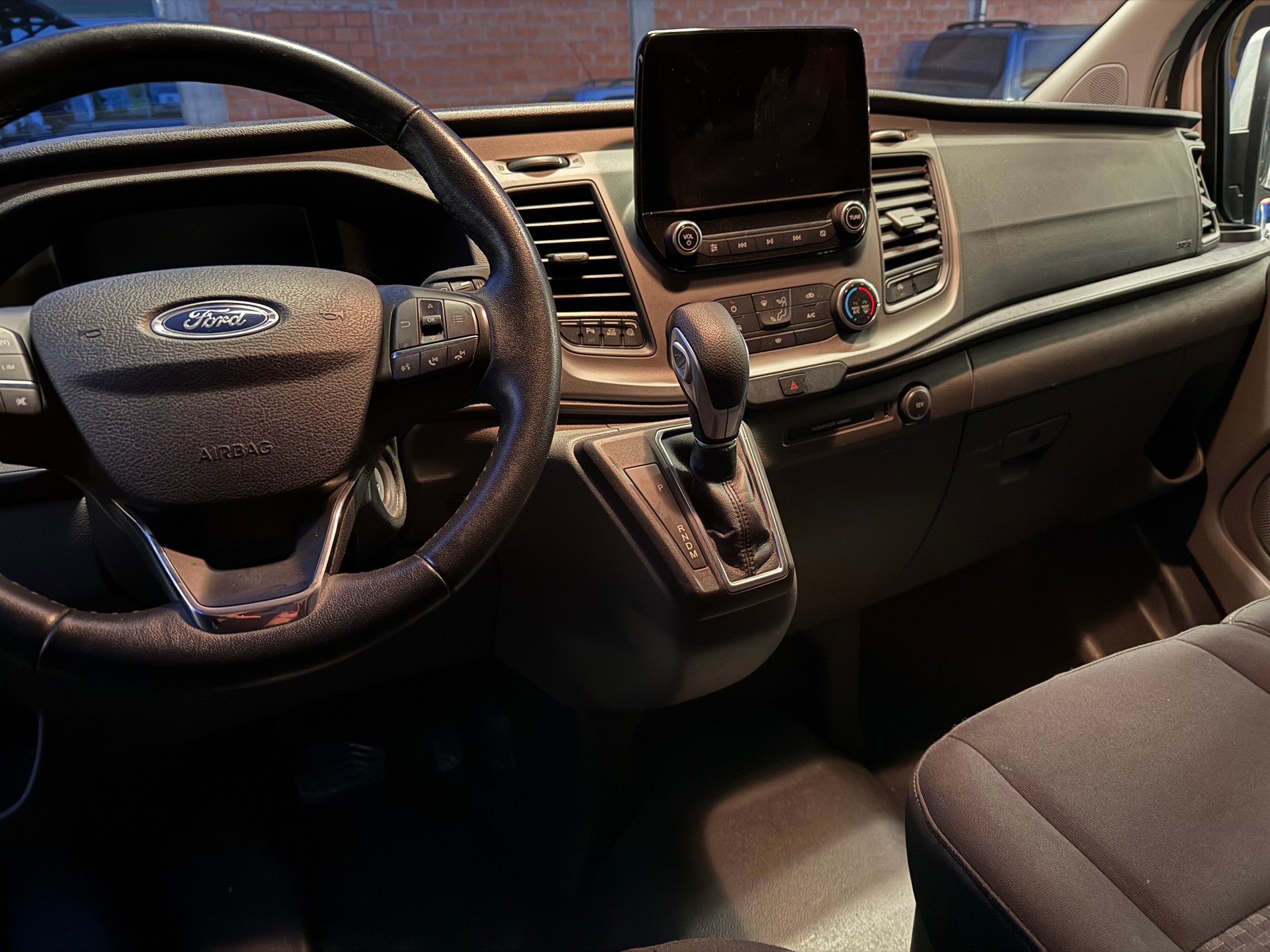 FORD Transit Custom Van 300 L2H1 Trend Automat-image-5