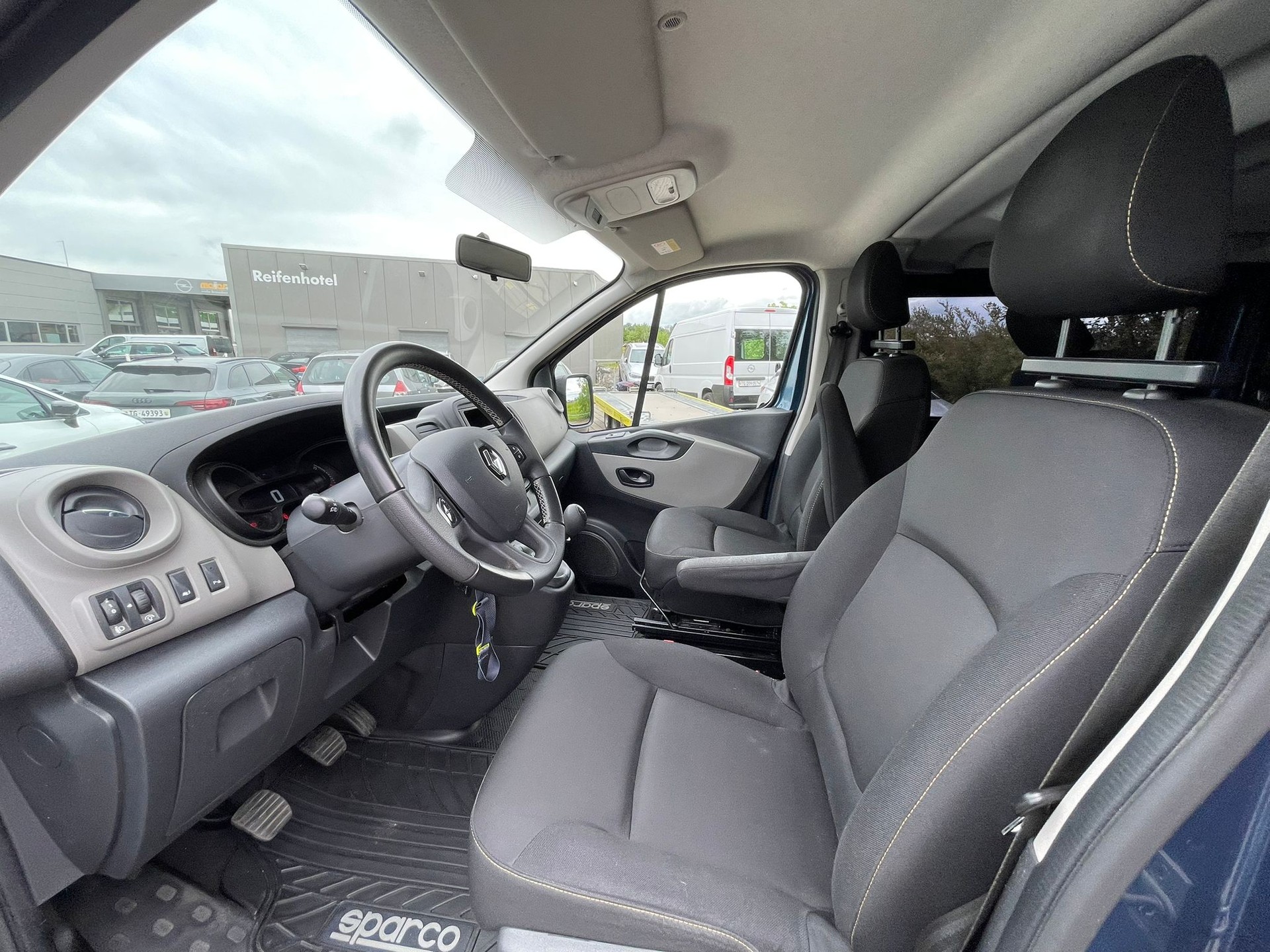 RENAULT Trafic ENERGY dCi 95 Passenger Authentique-image-12