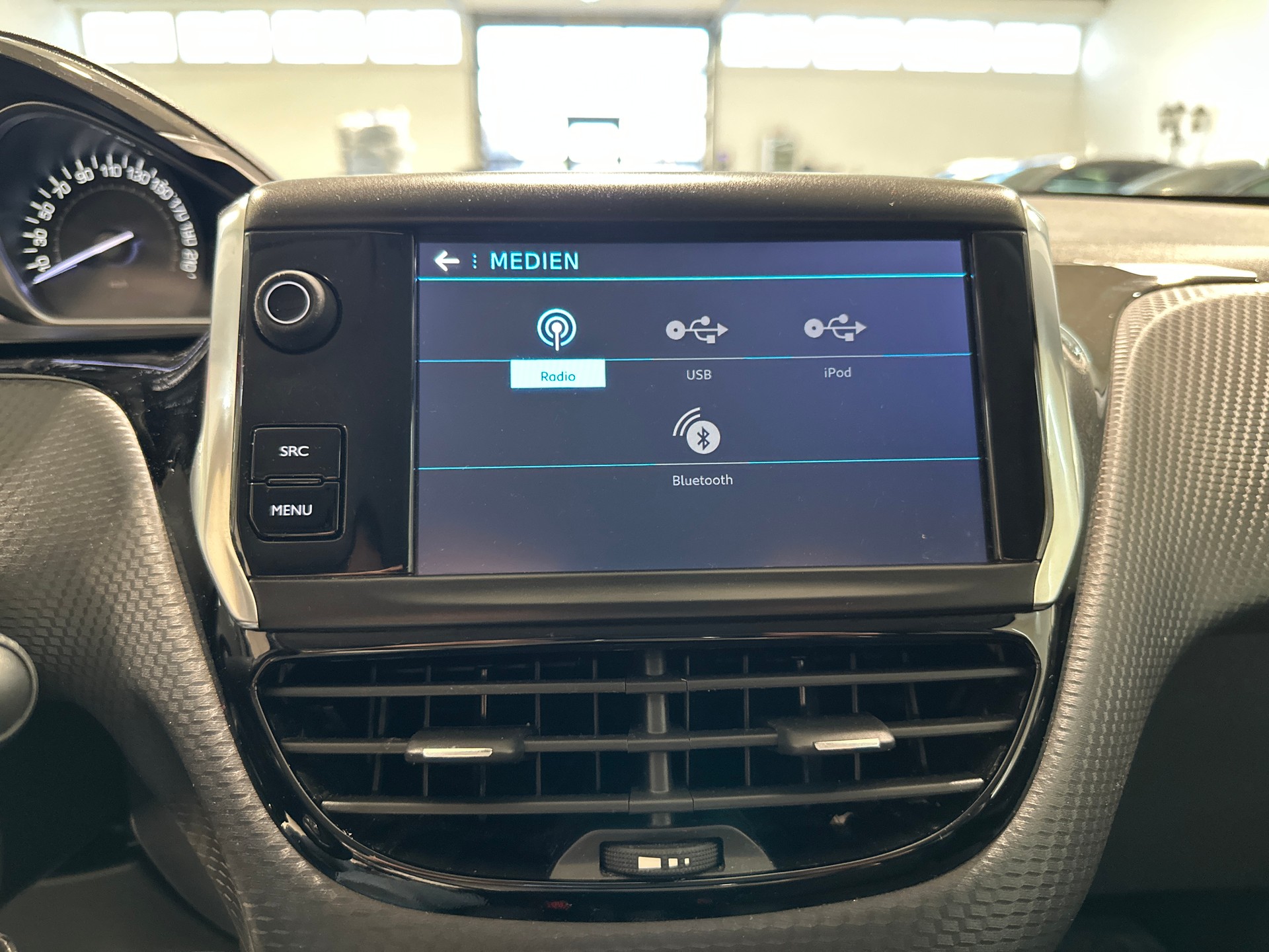 PEUGEOT 208 1.2 PureTech Signature-image-18