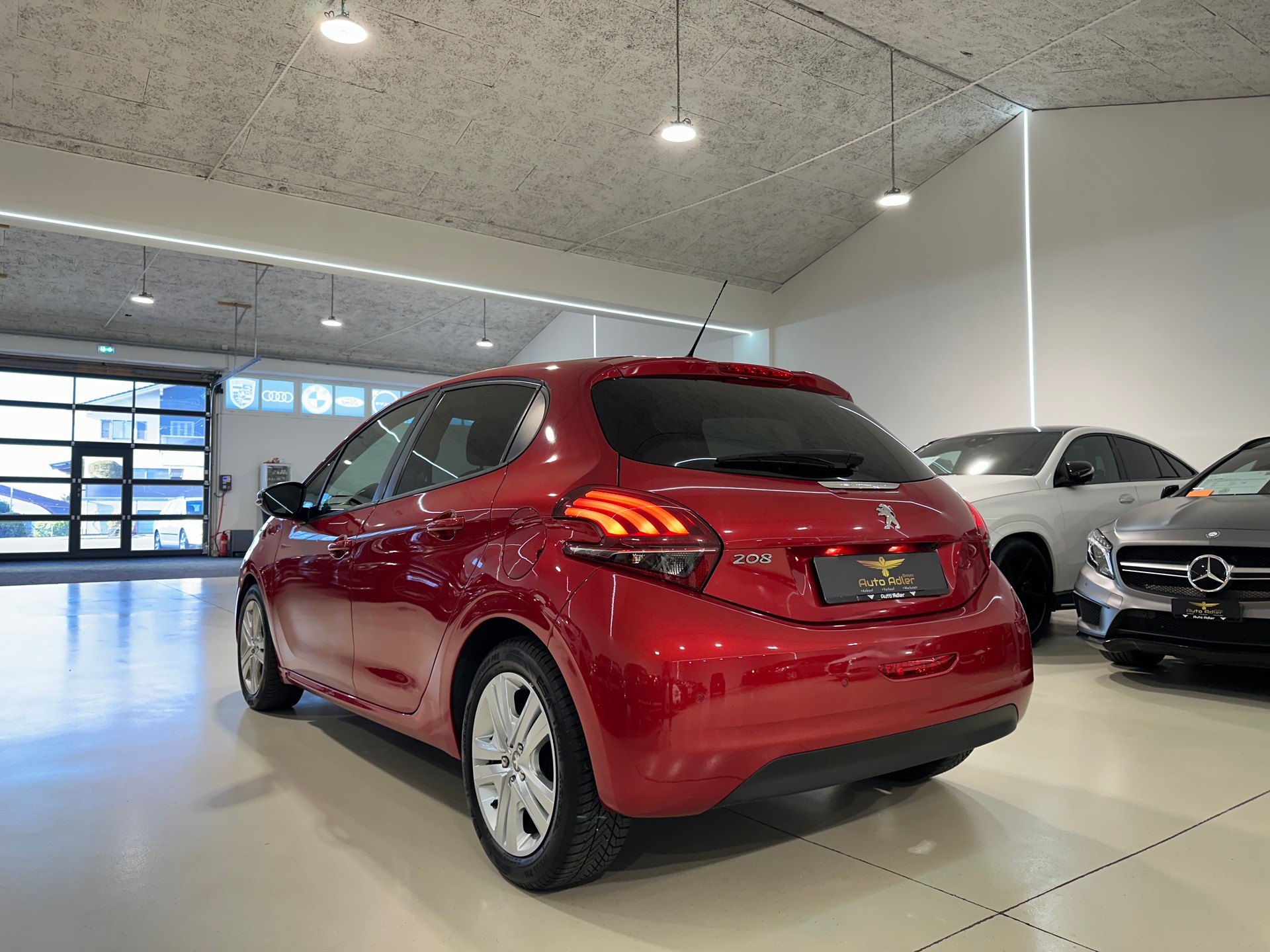 PEUGEOT 208 1.2 PureTech Signature-image-5