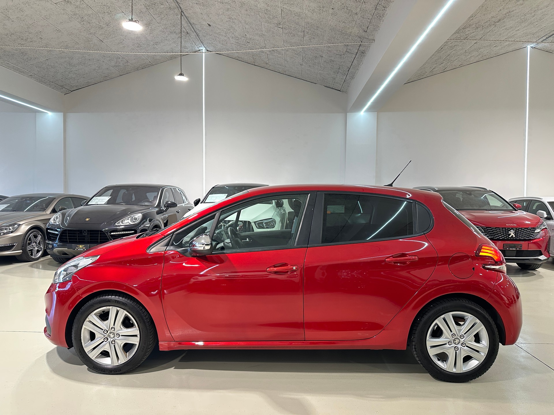 PEUGEOT 208 1.2 PureTech Signature-image-4