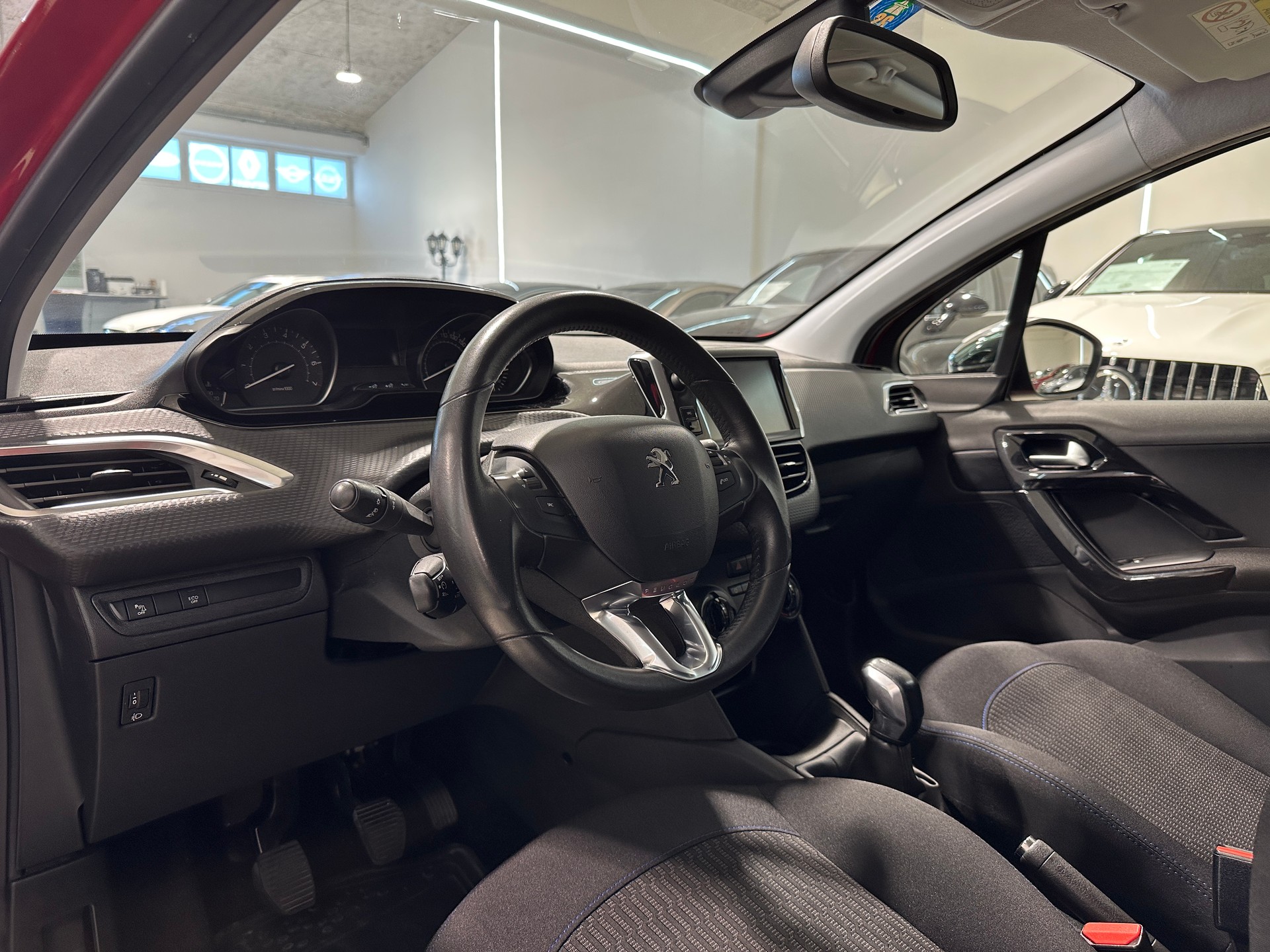 PEUGEOT 208 1.2 PureTech Signature-image-1