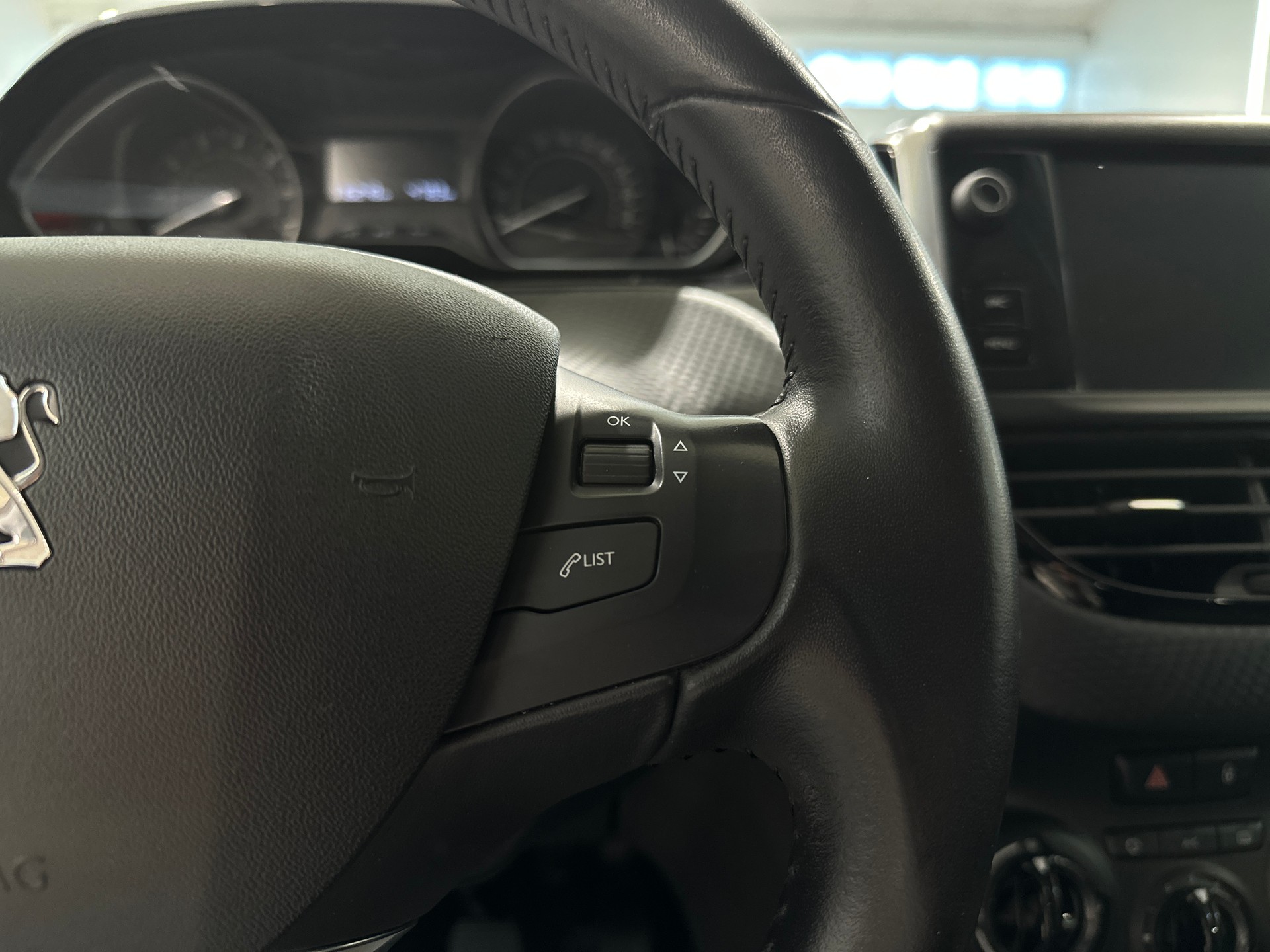 PEUGEOT 208 1.2 PureTech Signature-image-21