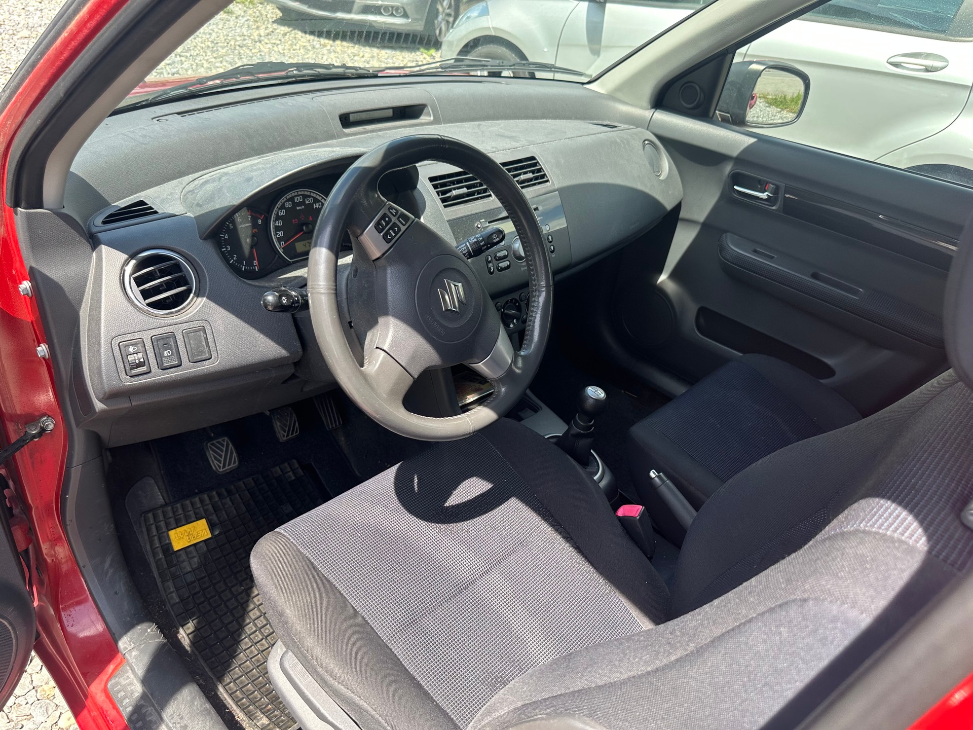 SUZUKI Swift 1.3i 16V GL Top 4x4-image-14