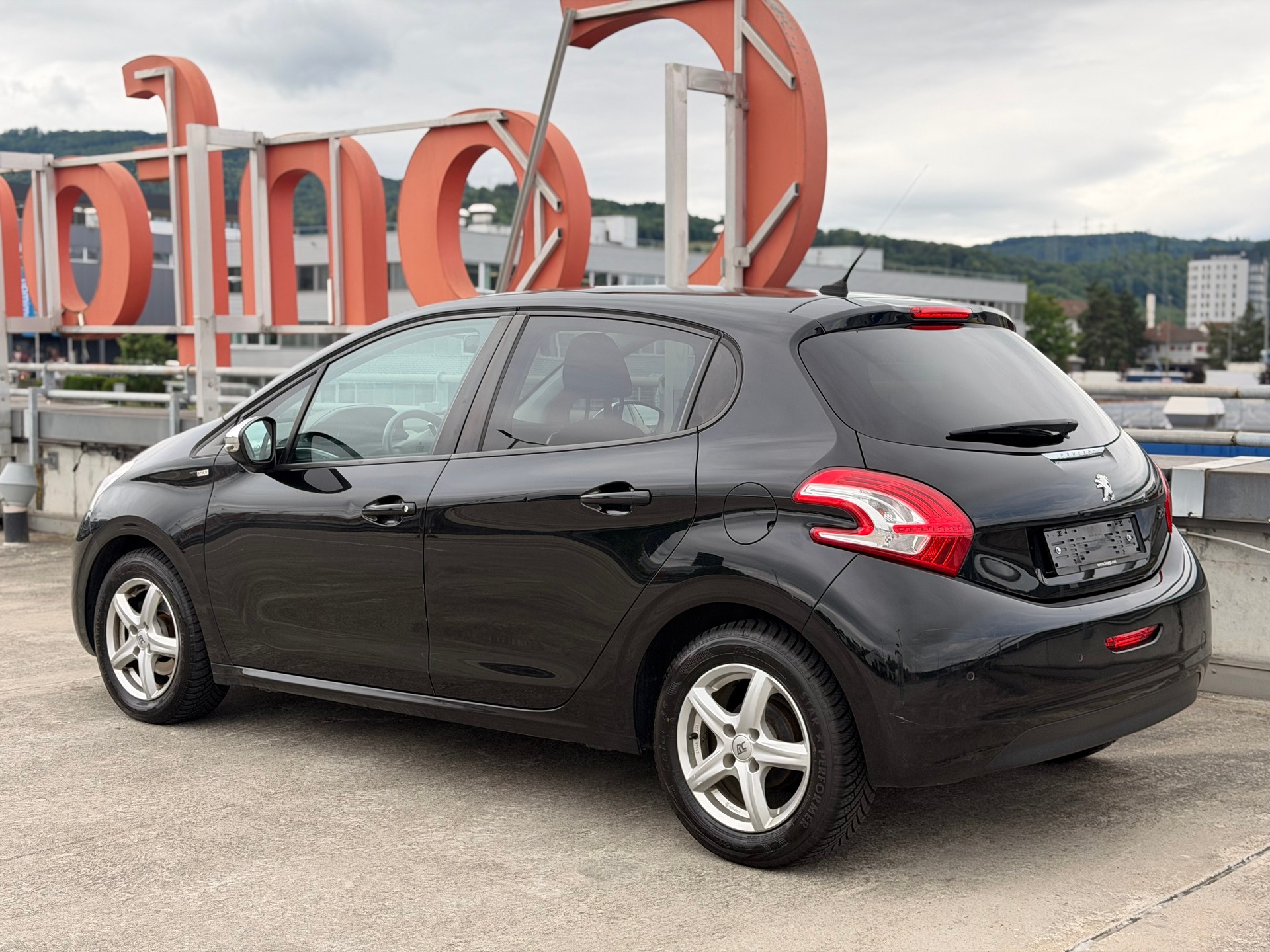 PEUGEOT 208 1.2 VTI Style-image-6